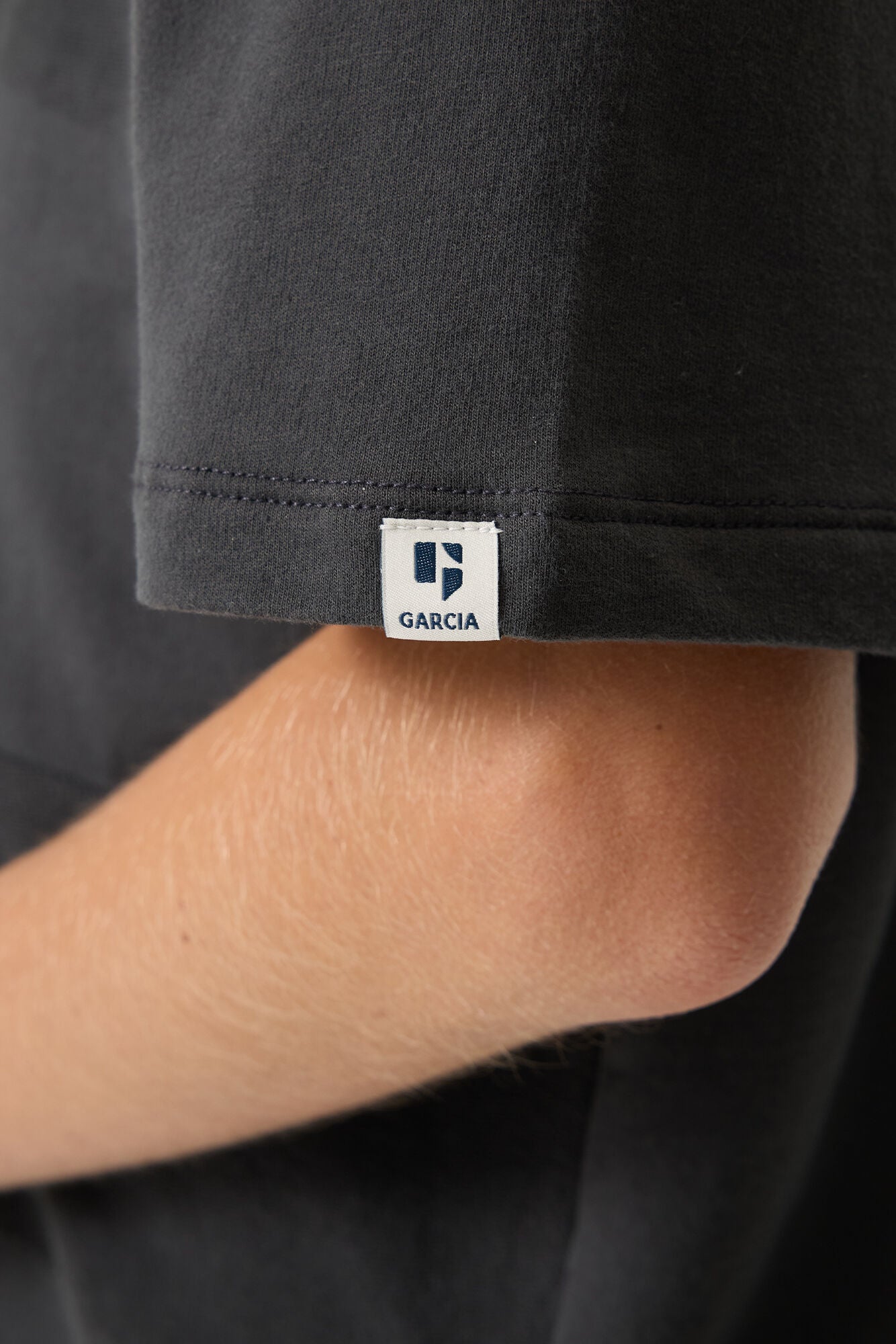 Garcia T-shirt Dark Grey Contrastboord - Jongens Tieners - detail mouw