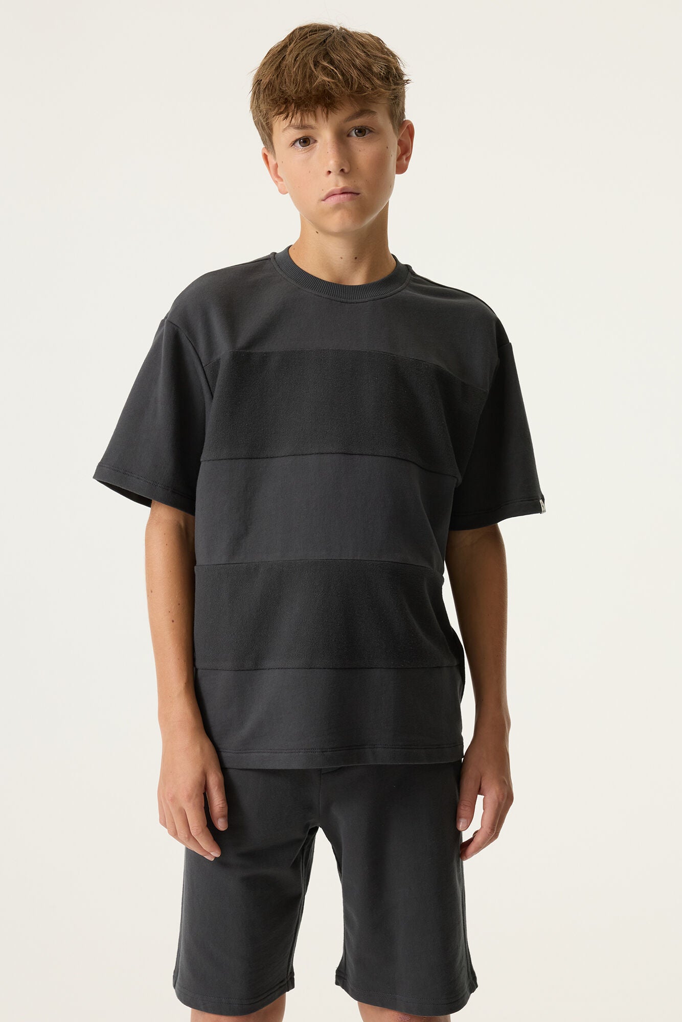 Garcia T-shirt Dark Grey Contrastboord - Jongens Tieners - voorkant gestyled met bijpassende short closup