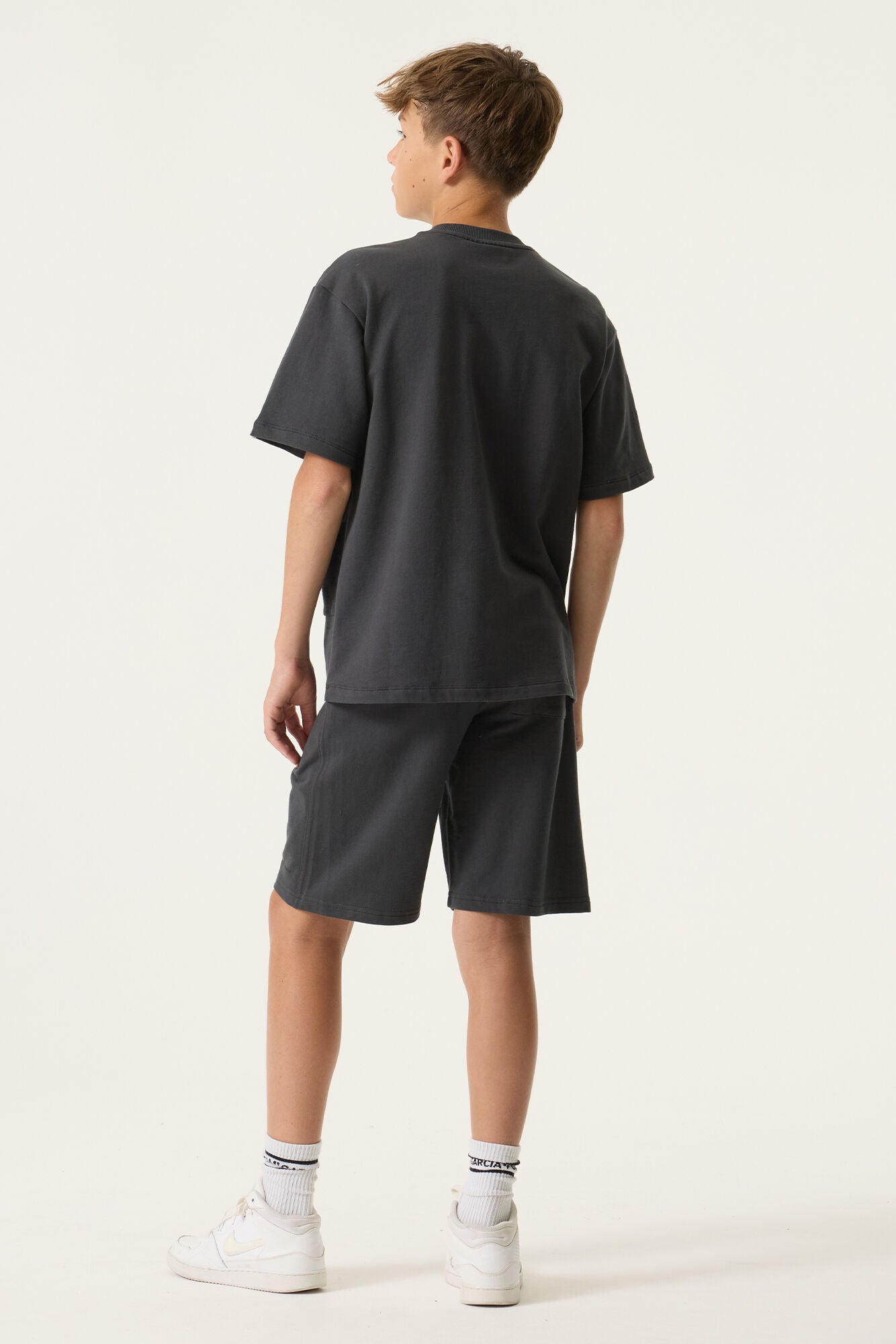 Garcia T-shirt Dark Grey Contrastboord - Jongens Tieners - achterkant gestyled met bijpassende short