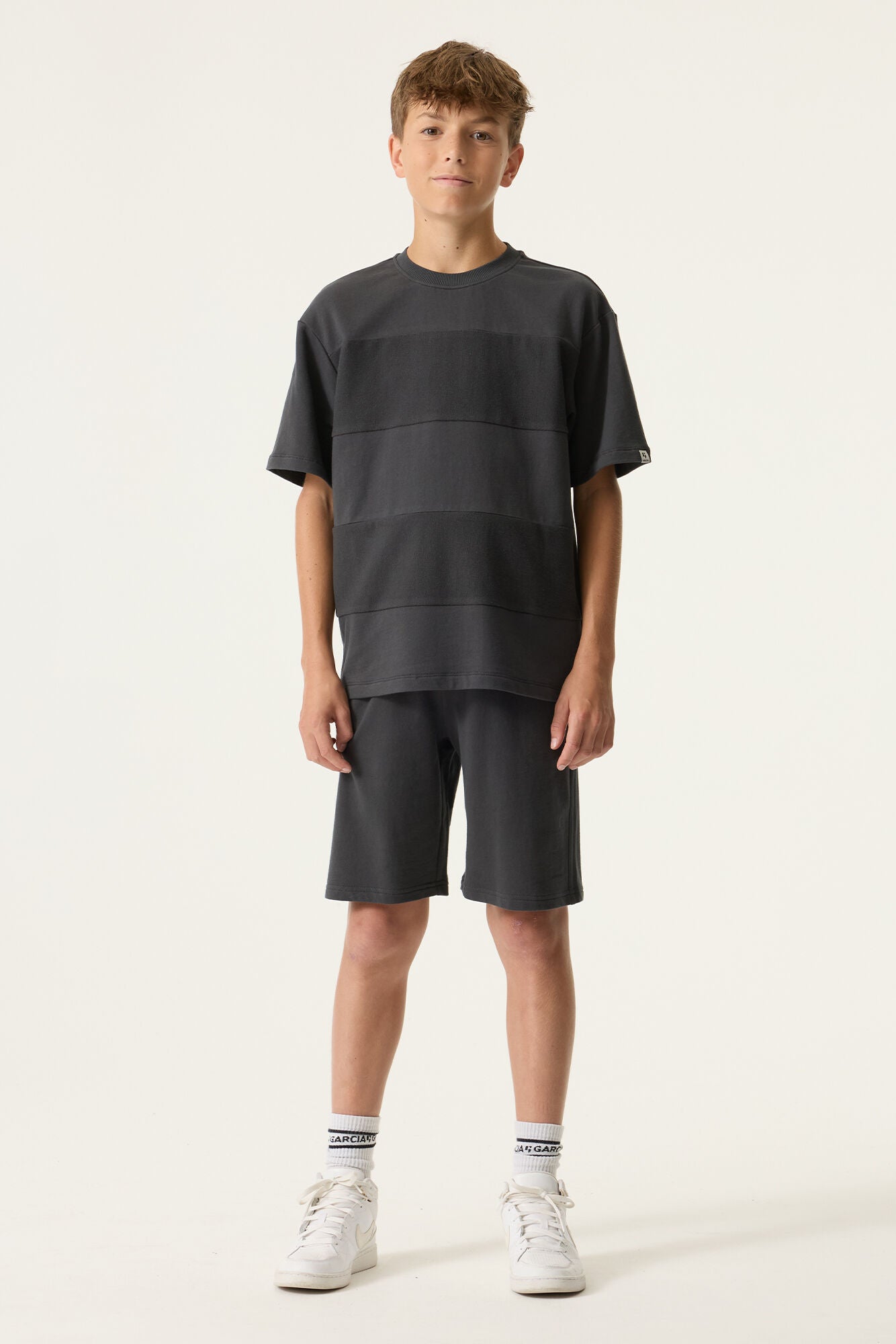 Garcia Short Dark Grey - Jongens Tieners - voorkant gestyled met bijpassend t-shirt