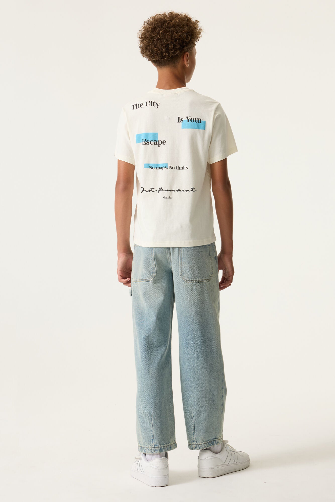 Jongen draagt Garcia wit t-shirt - detail pasvorm