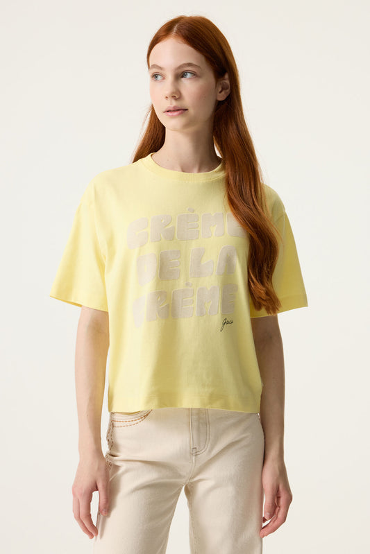 Meisje draagt Garcia geel t-shirt met Crème de la Crème print - detail
