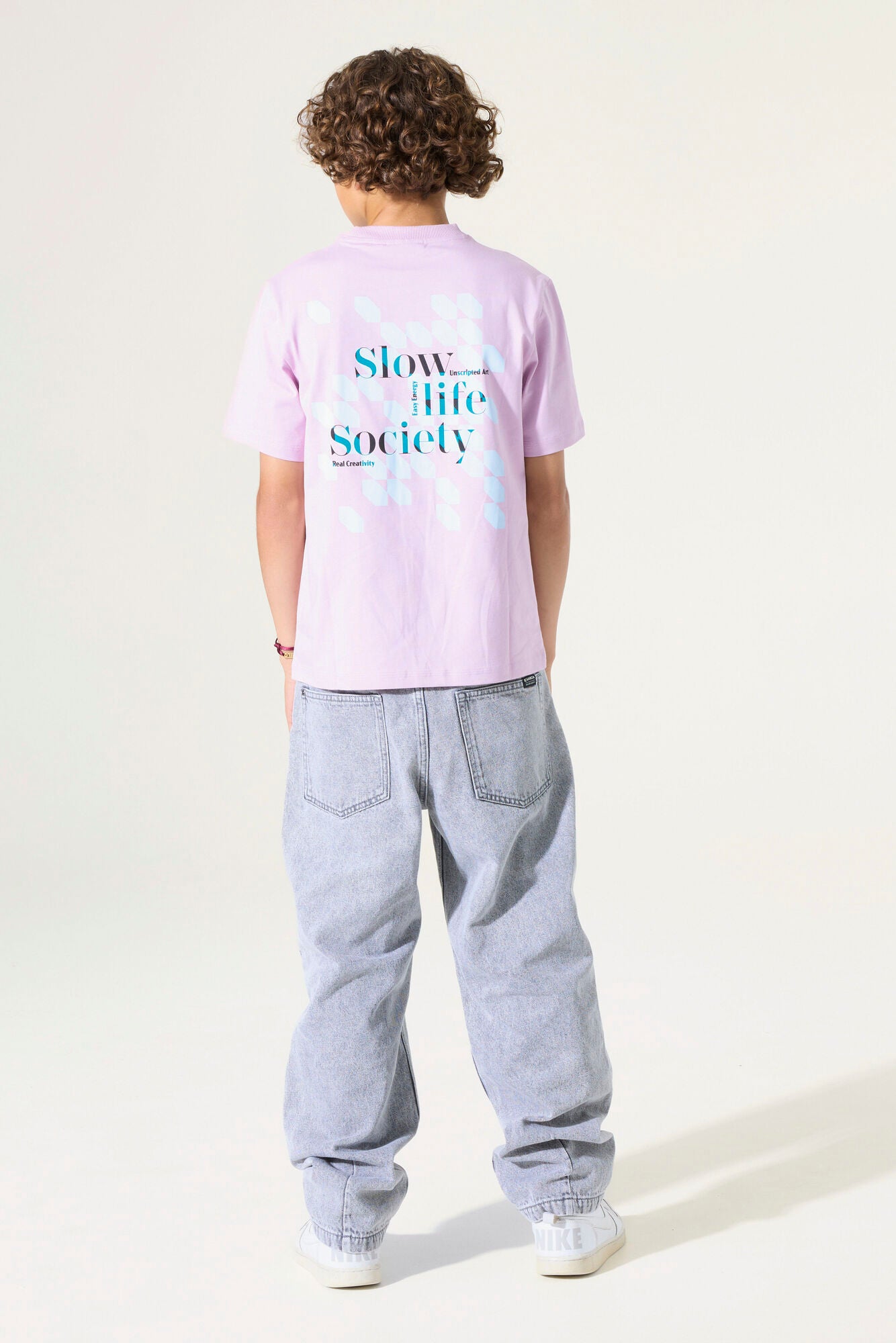 GARCIA jongens T-shirt Pale Syrup met Slow Life Society backprint - styling achterkant