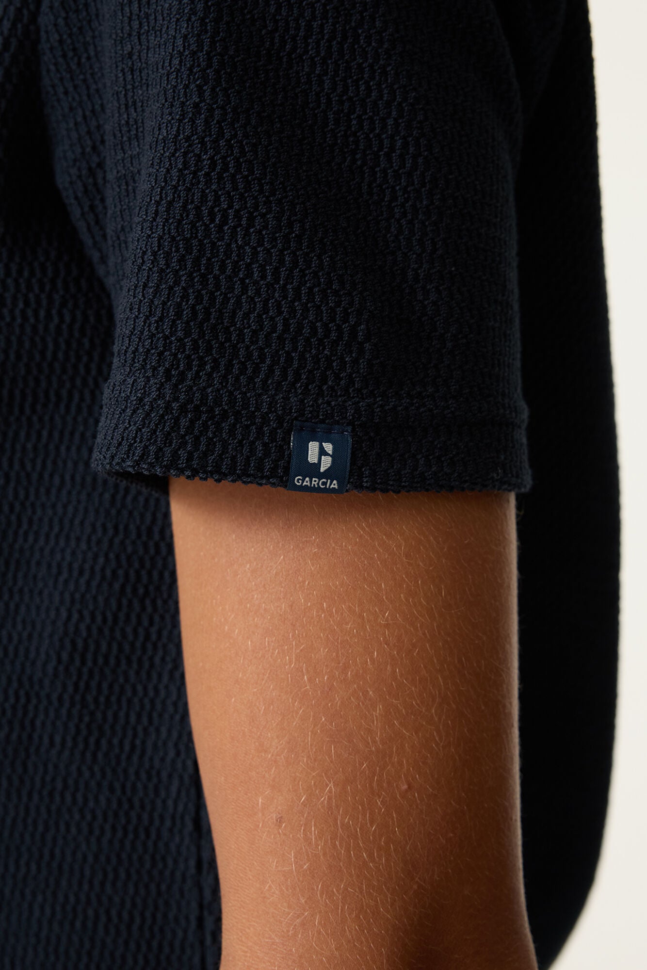 GARCIA Polo Ticture Donkerblauw - Stijlvolle Jongens Polo voor Elke Gelegenheid - detail mouw en stof