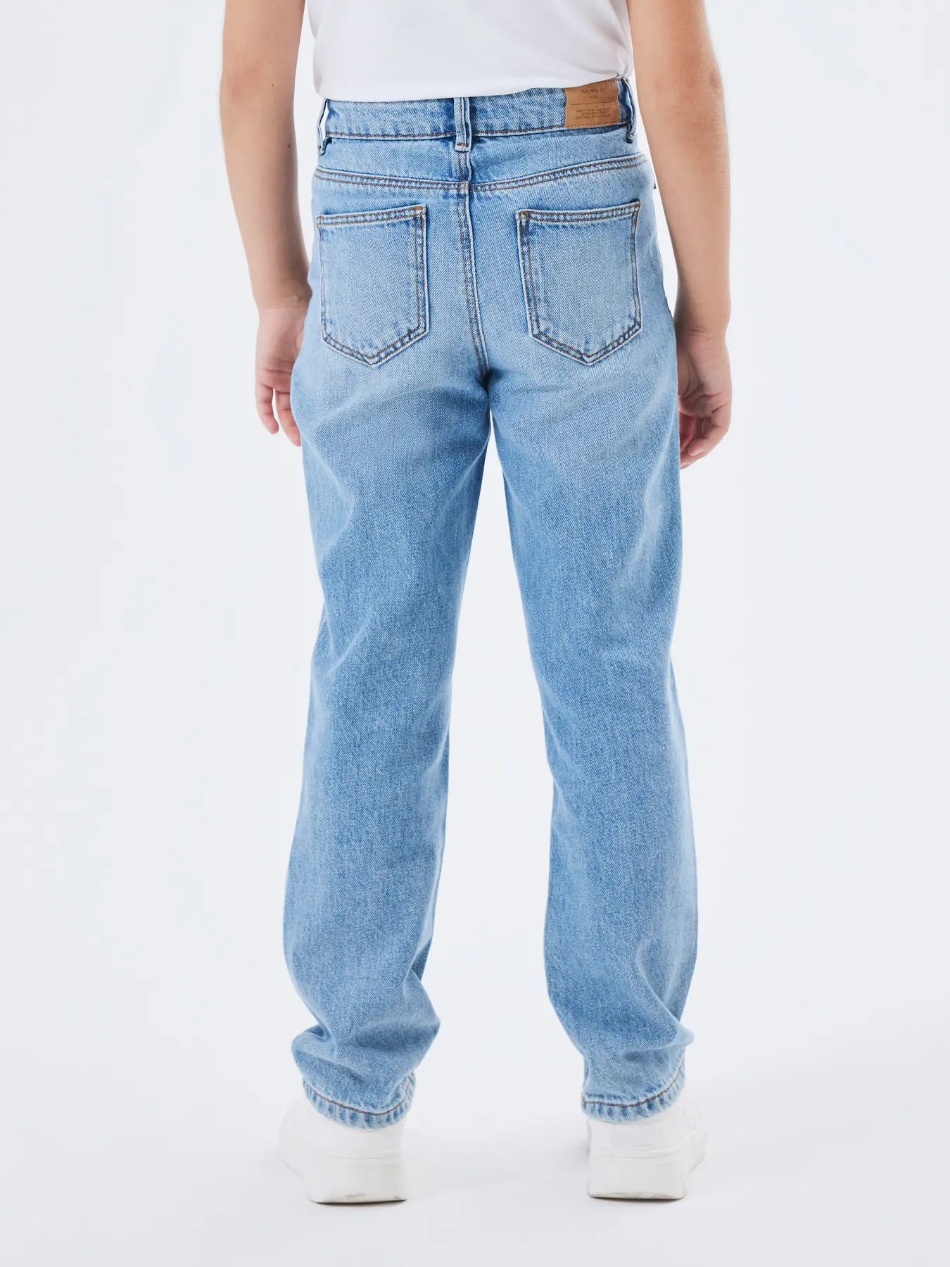 Medium blue denim jeans voor meisjes - zijaanzicht met styling