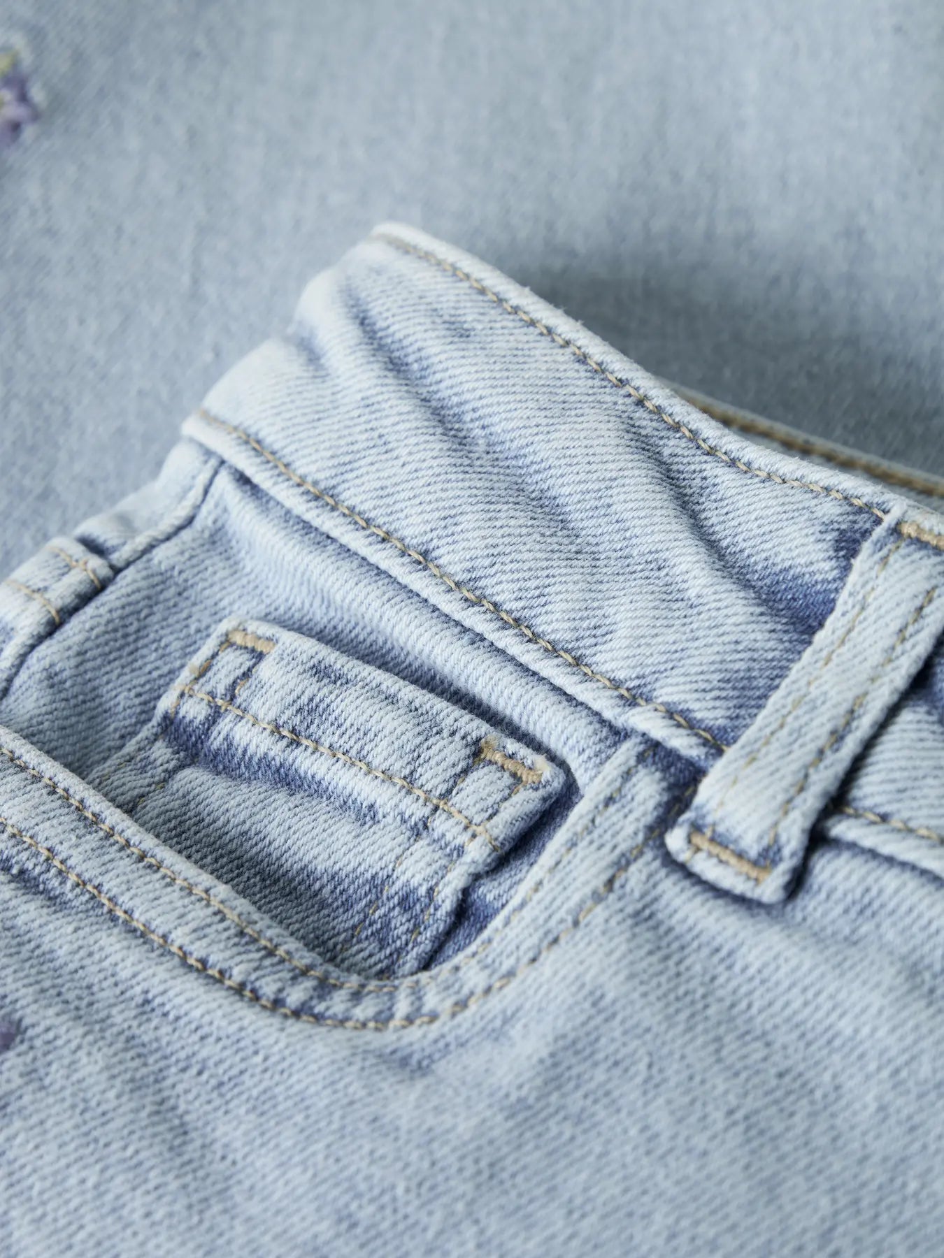 NAME IT Bella mom jeans met print - detail stof en afwerking