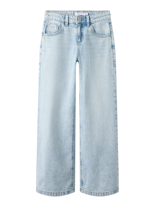 Meisje draagt rose wide fit jeans van NAME IT - voorkant