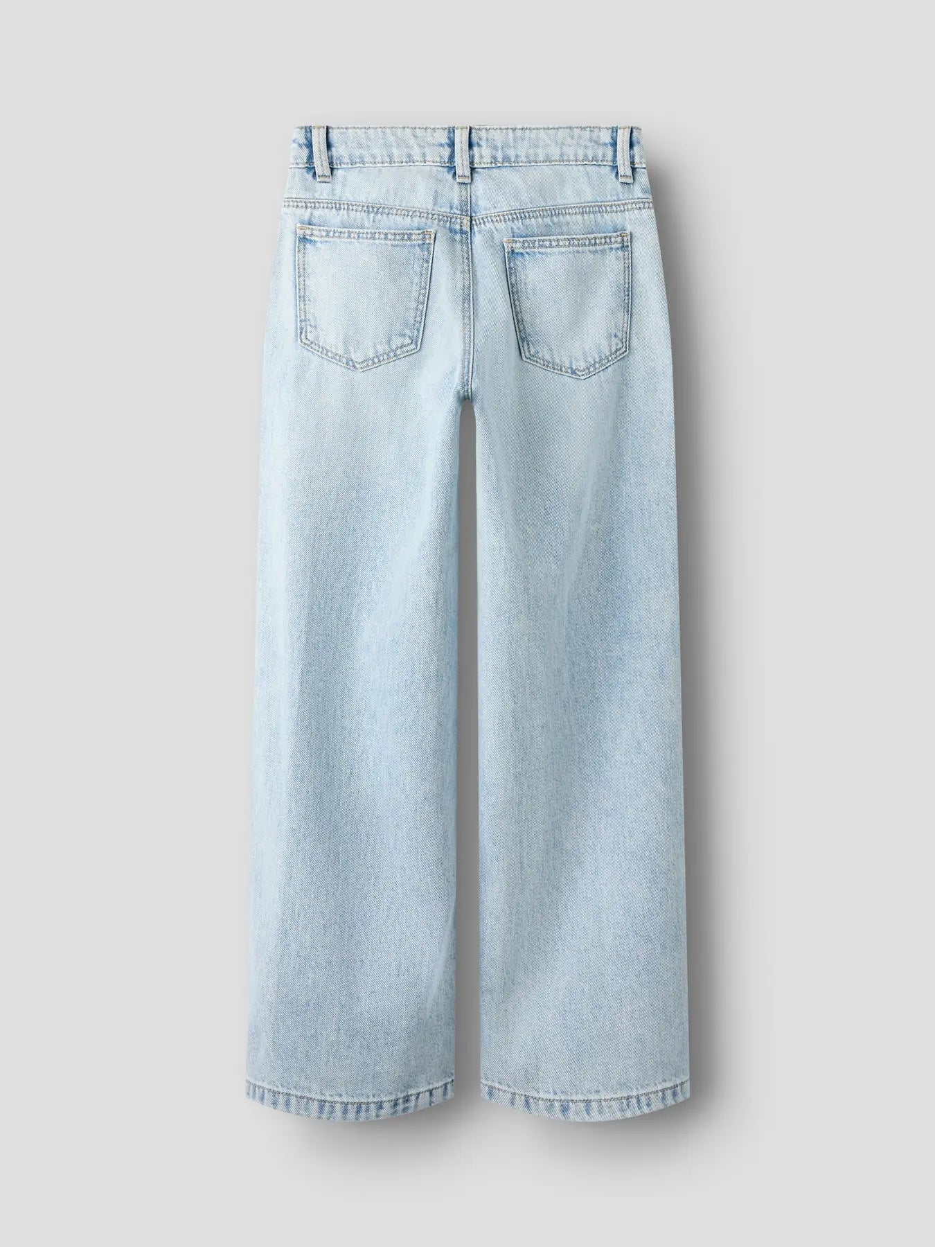 Meisje draagt rose wide fit jeans van NAME IT - zijkant
