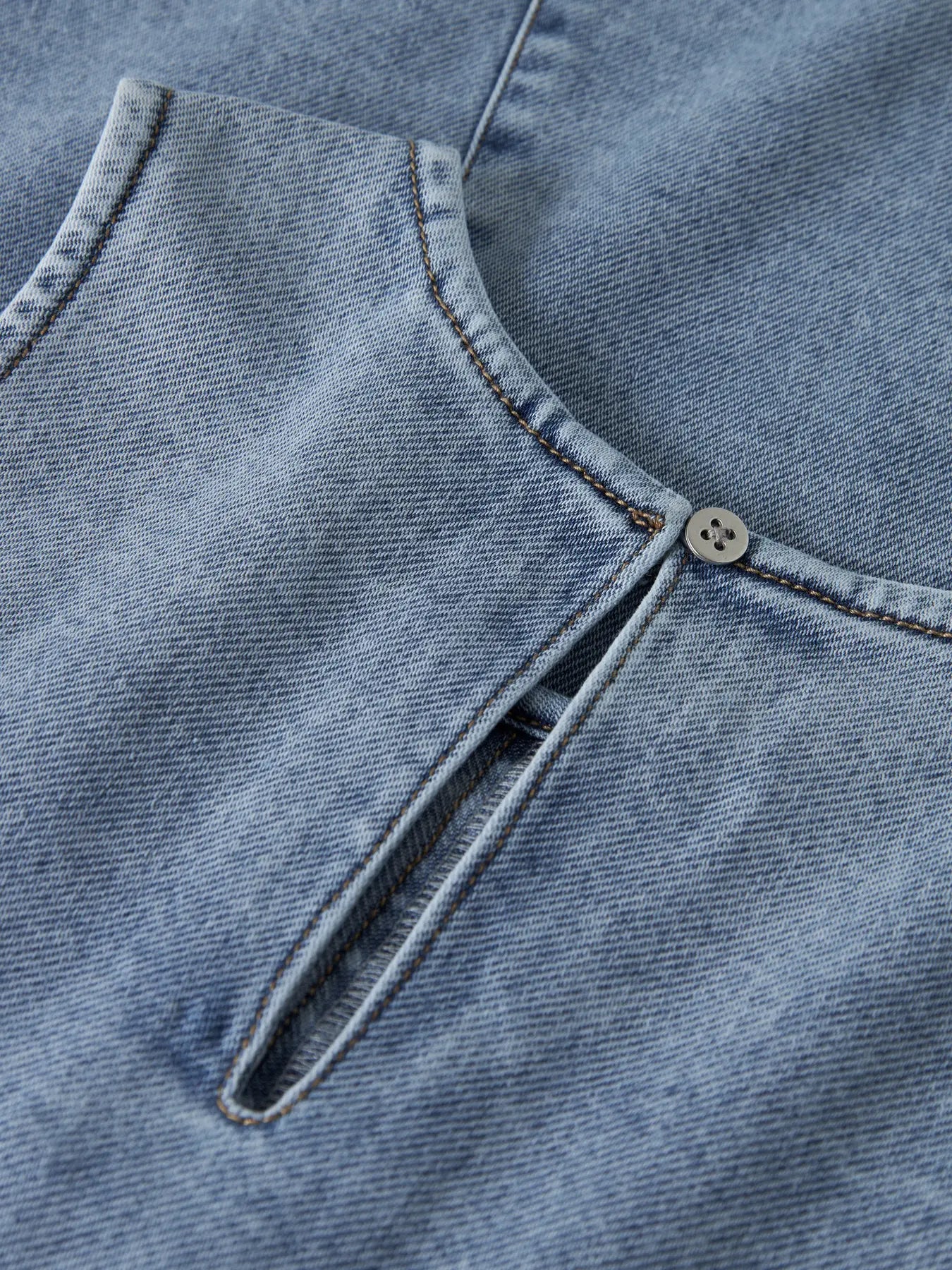 Tienermeisje in stoere NAME IT denim jurk - detail pasvorm jeans dress