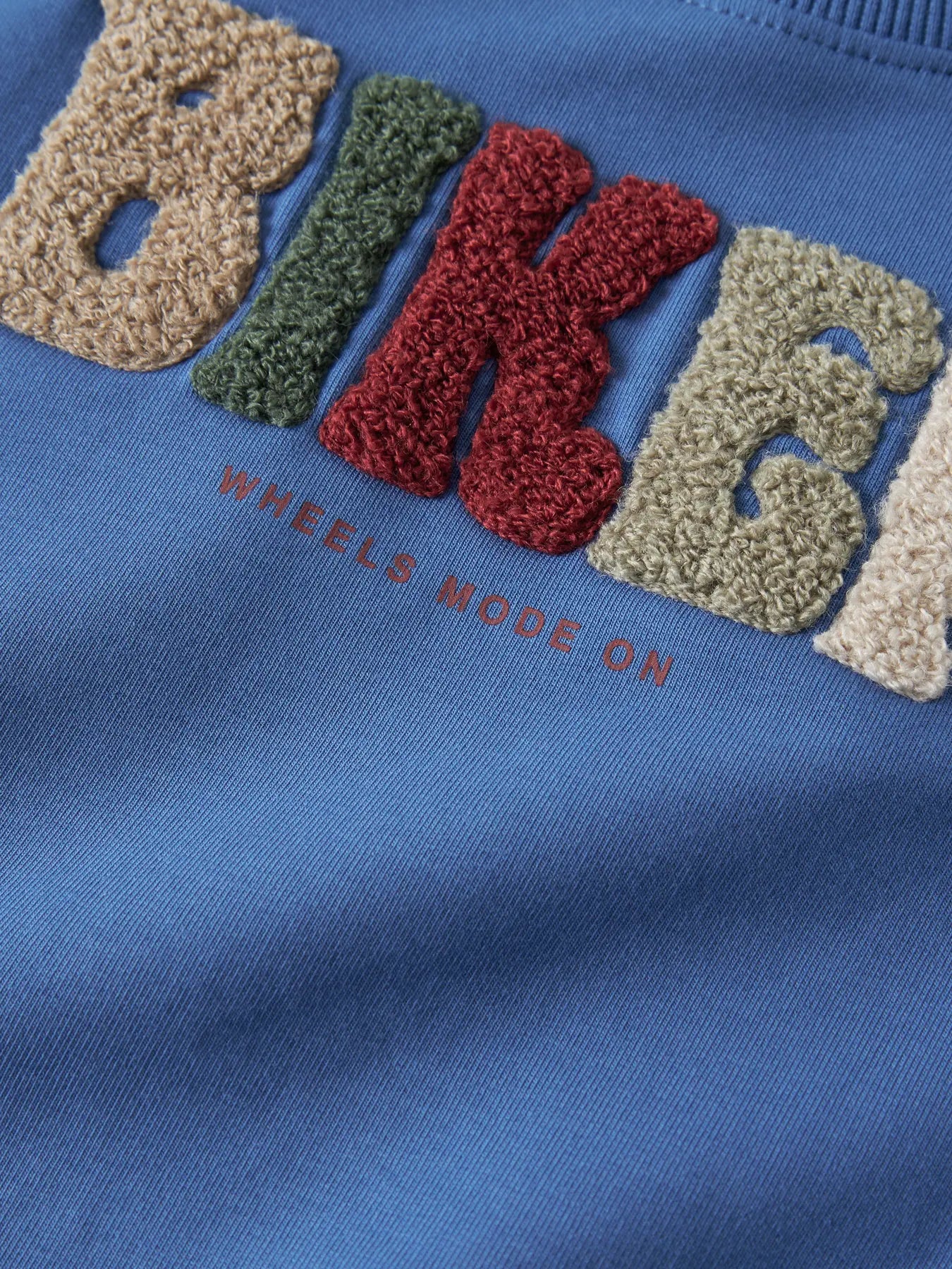 NAME IT bikertrui jongens blauw - detail print voorkant
