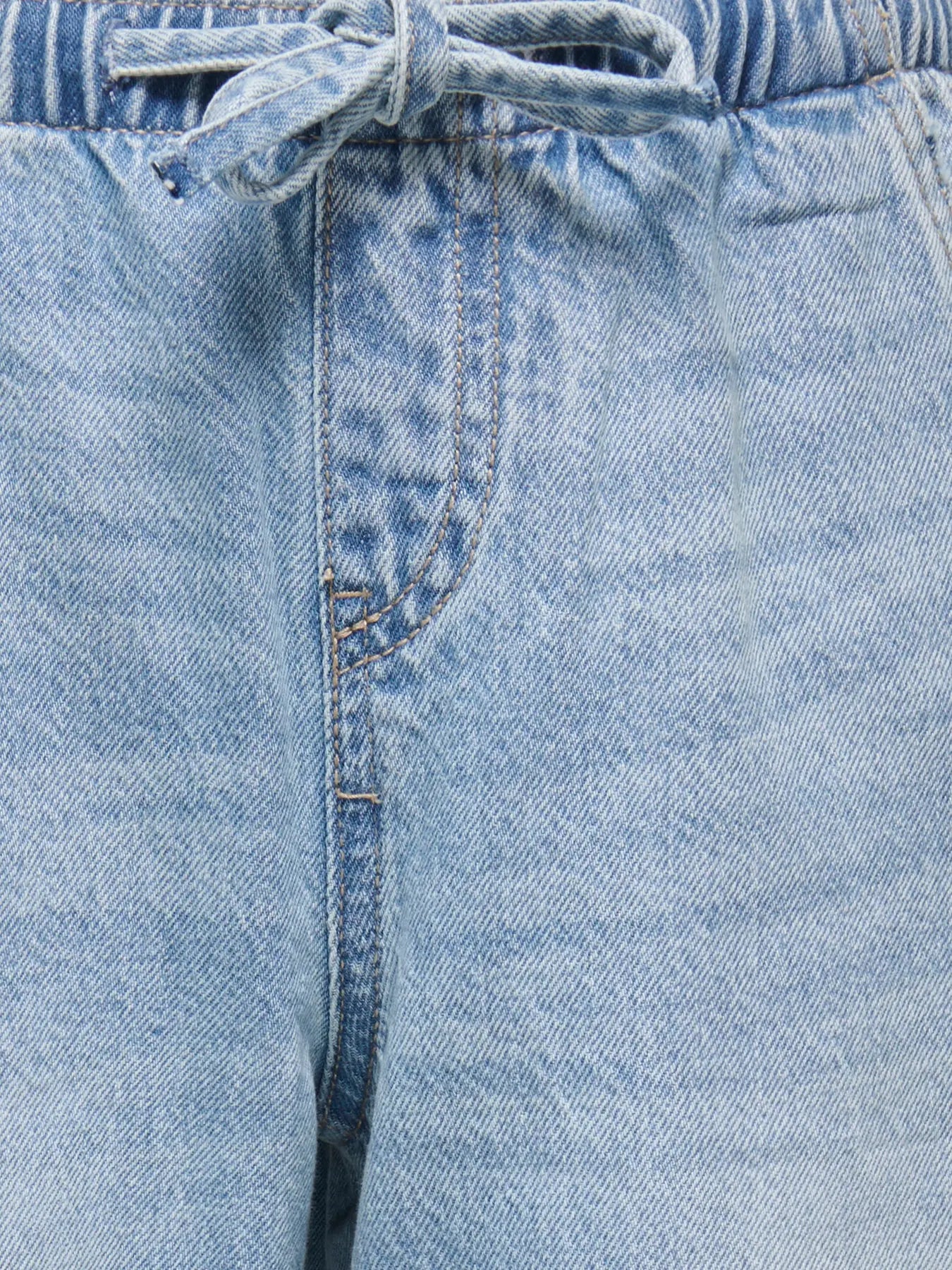 ONLY pull-up jeans meisjes - close-up stof textuur denim broek
