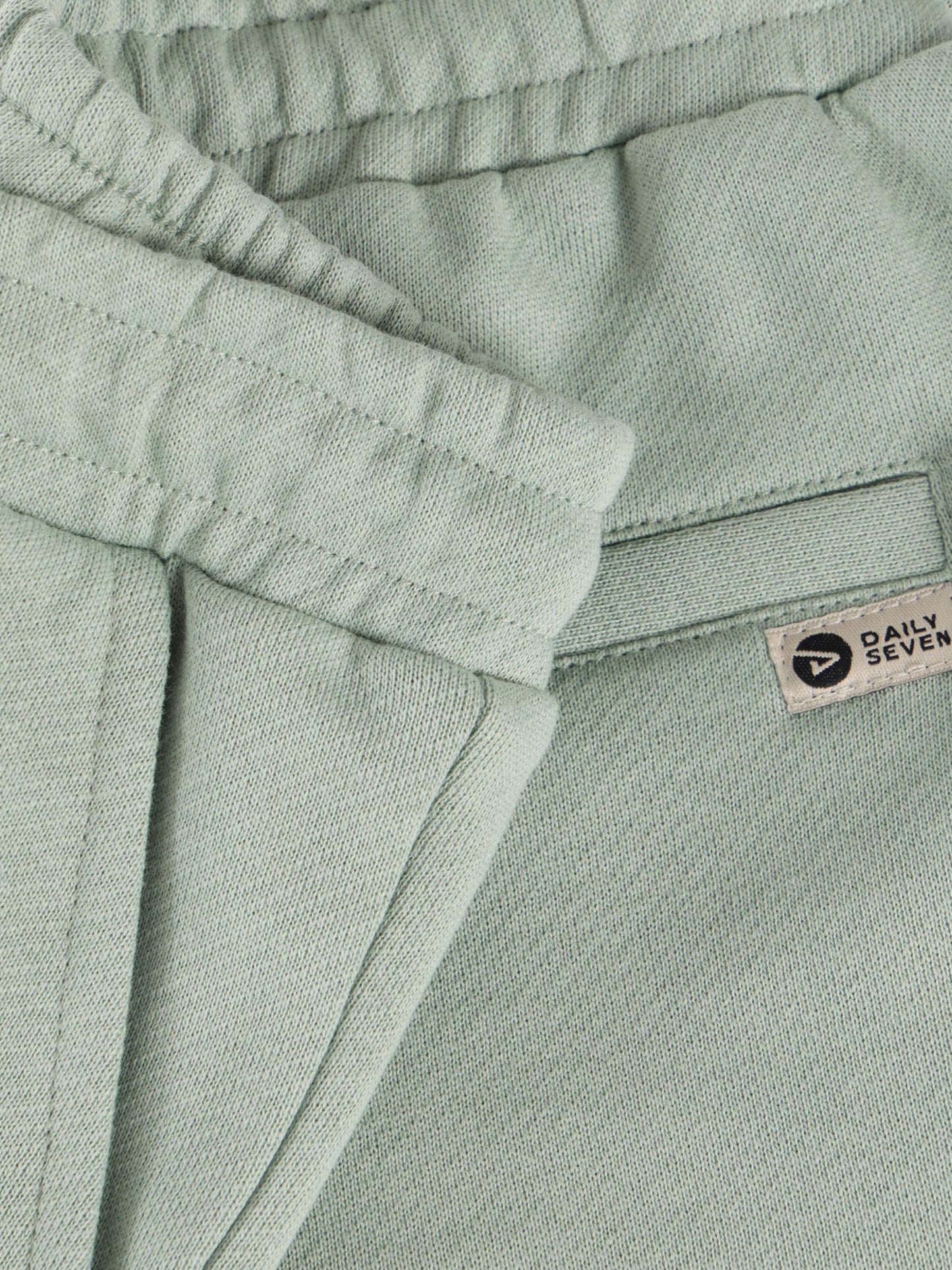 DAILY7 jongens short groen - close-up stofdetail en pasvorm