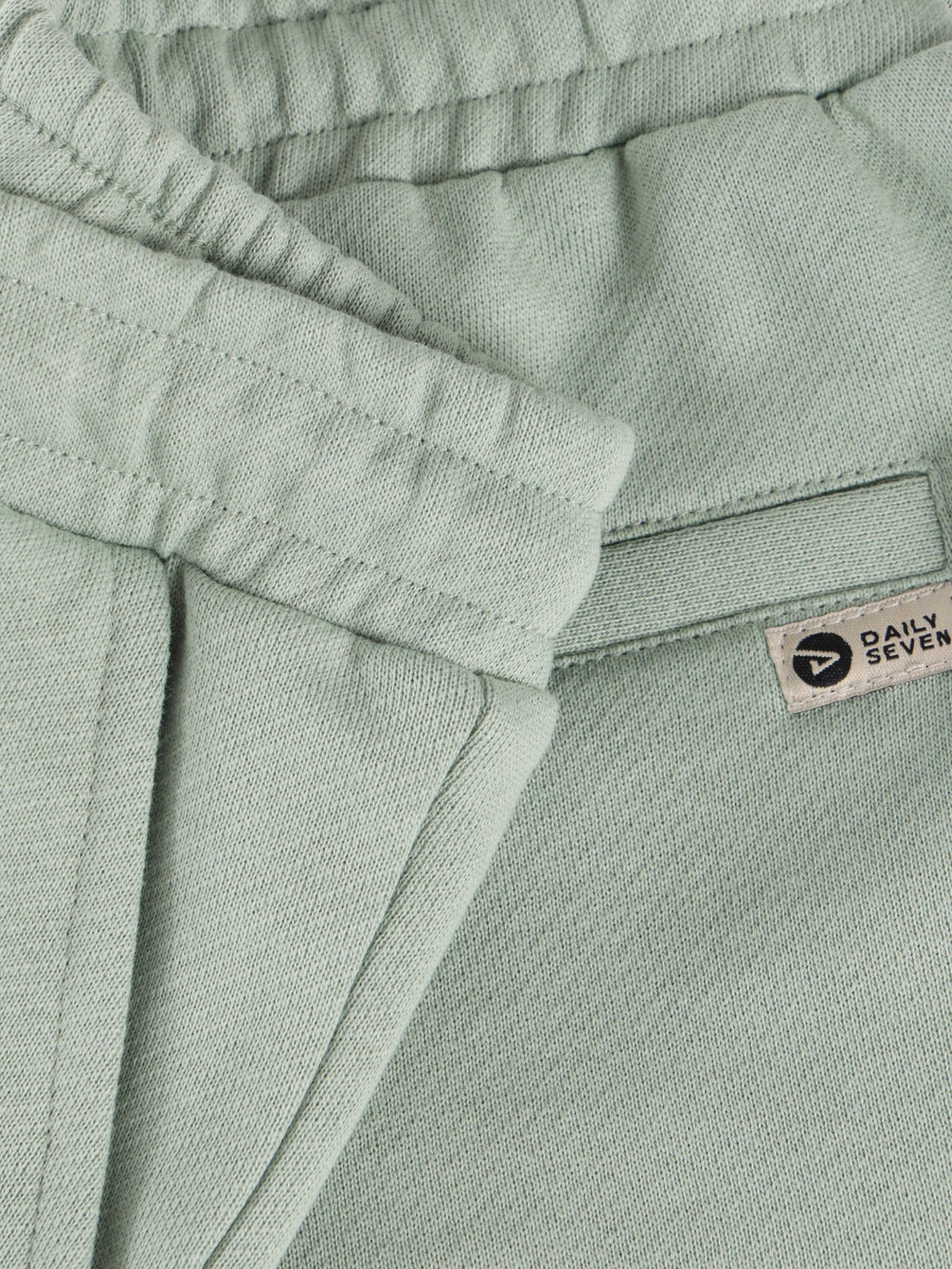 DAILY7 jongens short groen - close-up stofdetail en pasvorm