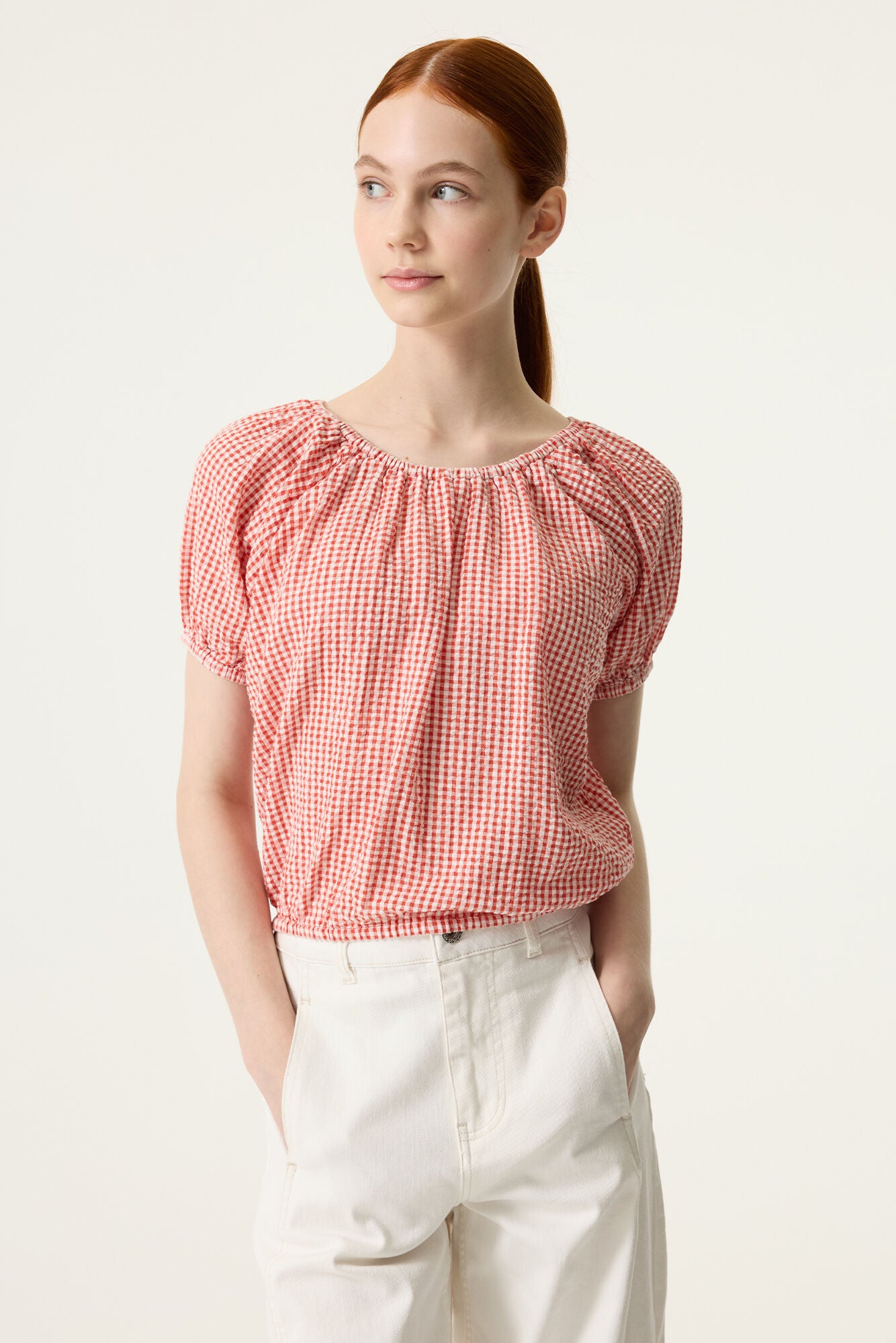 Tiener meisje draagt GARCIA crop blouse met ruitenpatroon in warme rode tint