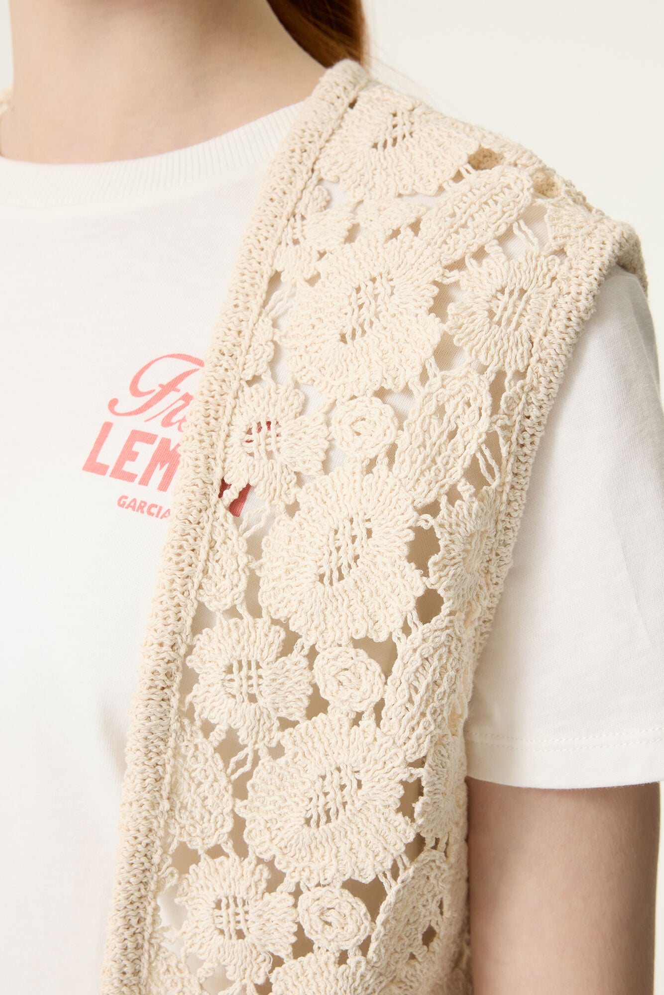 GARCIA meisjes gilet ecru met geborduurde details - close-up