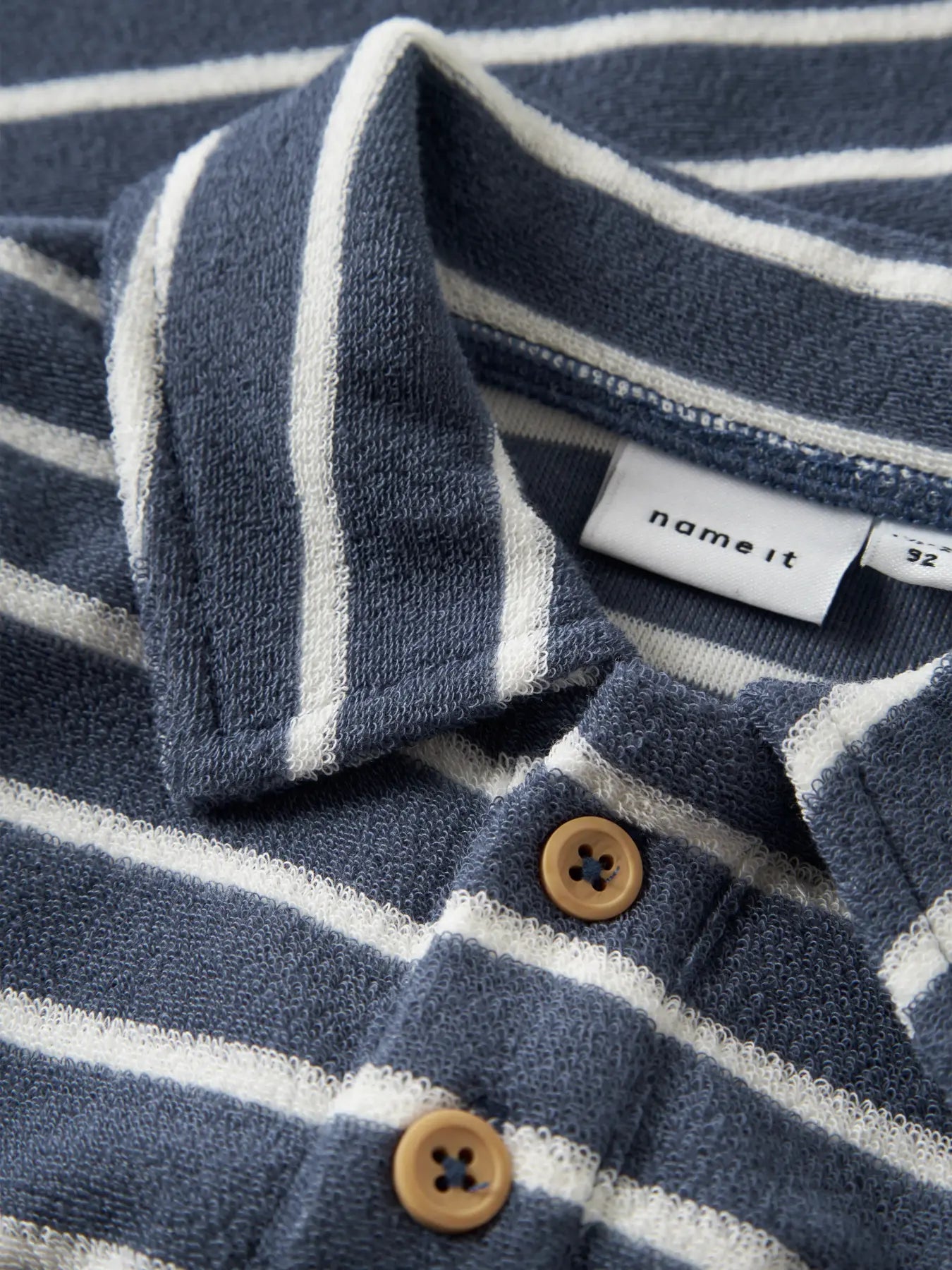 Detail polokraag met knoopsluiting NAME IT terry polo