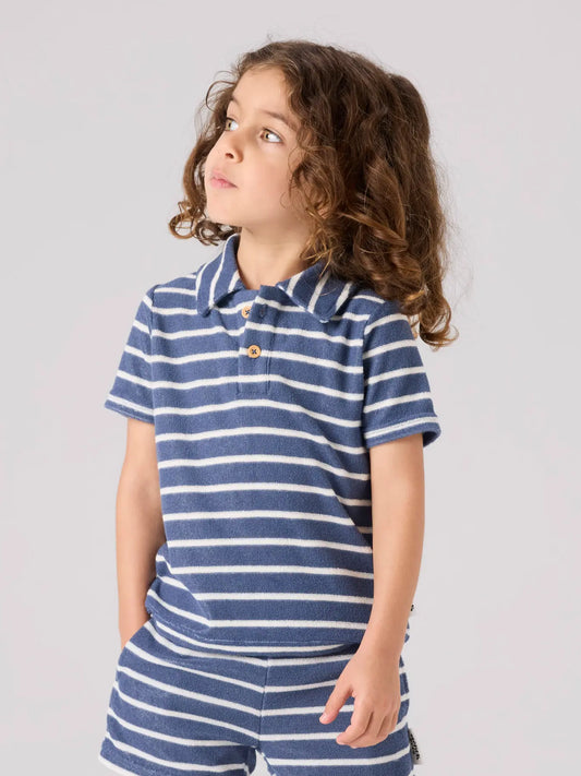 Jongen draagt NAME IT terry polo gestreept poloshirt