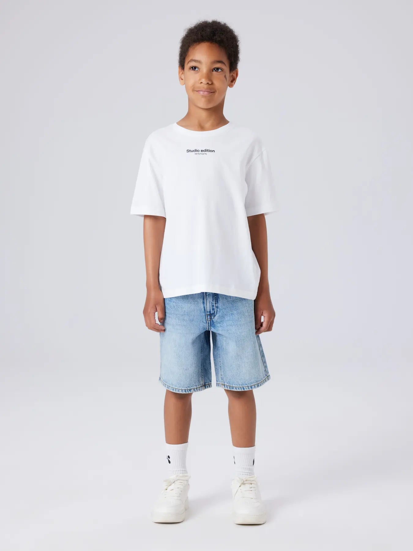 NAME IT Jongens Jeans Short - Light Blue Bleached Denim - full outfit