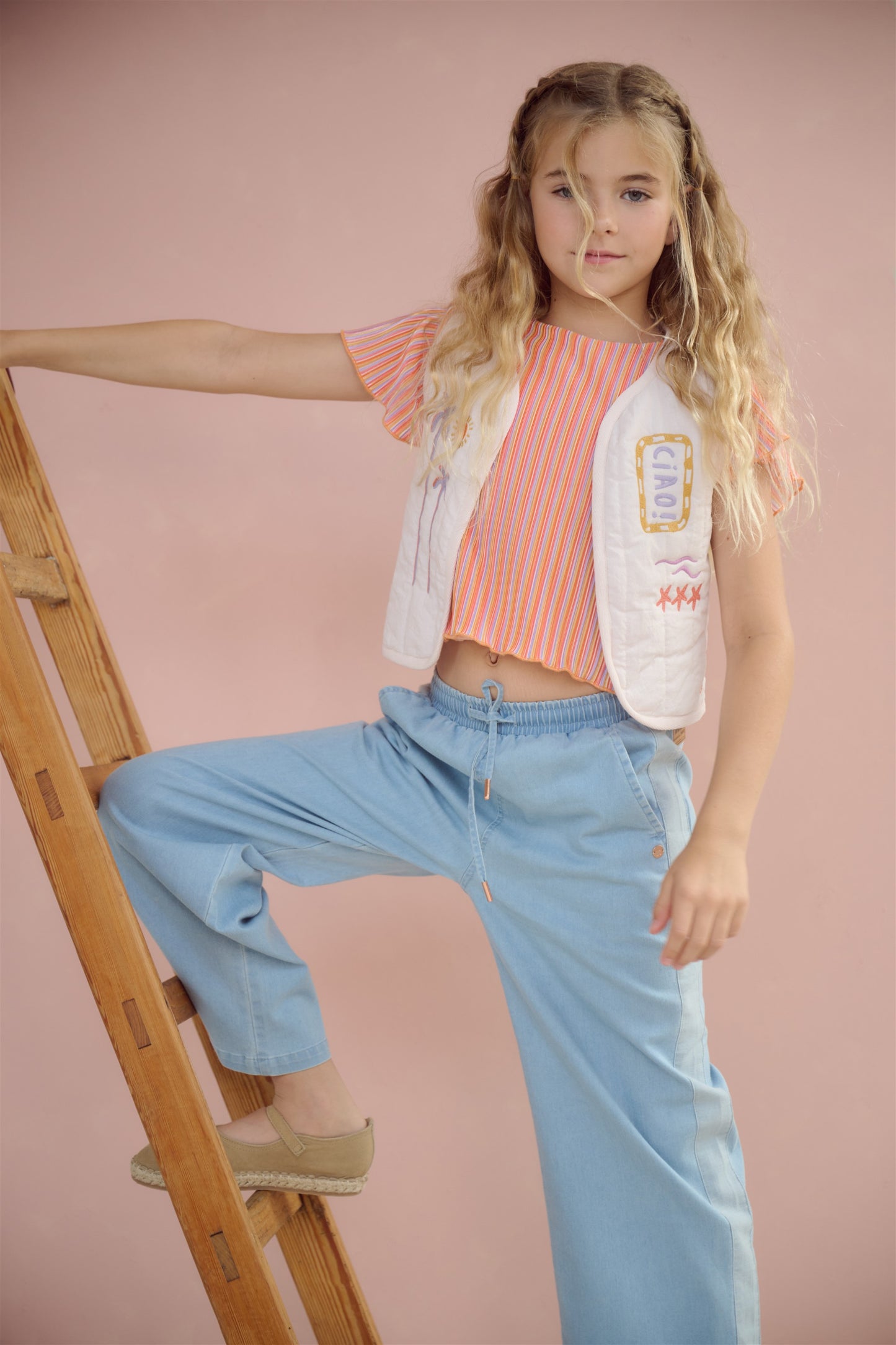 NONO Gilet CIAO - Open Mouwloos Vest voor Meisjes - gestyled met jeans en roze top