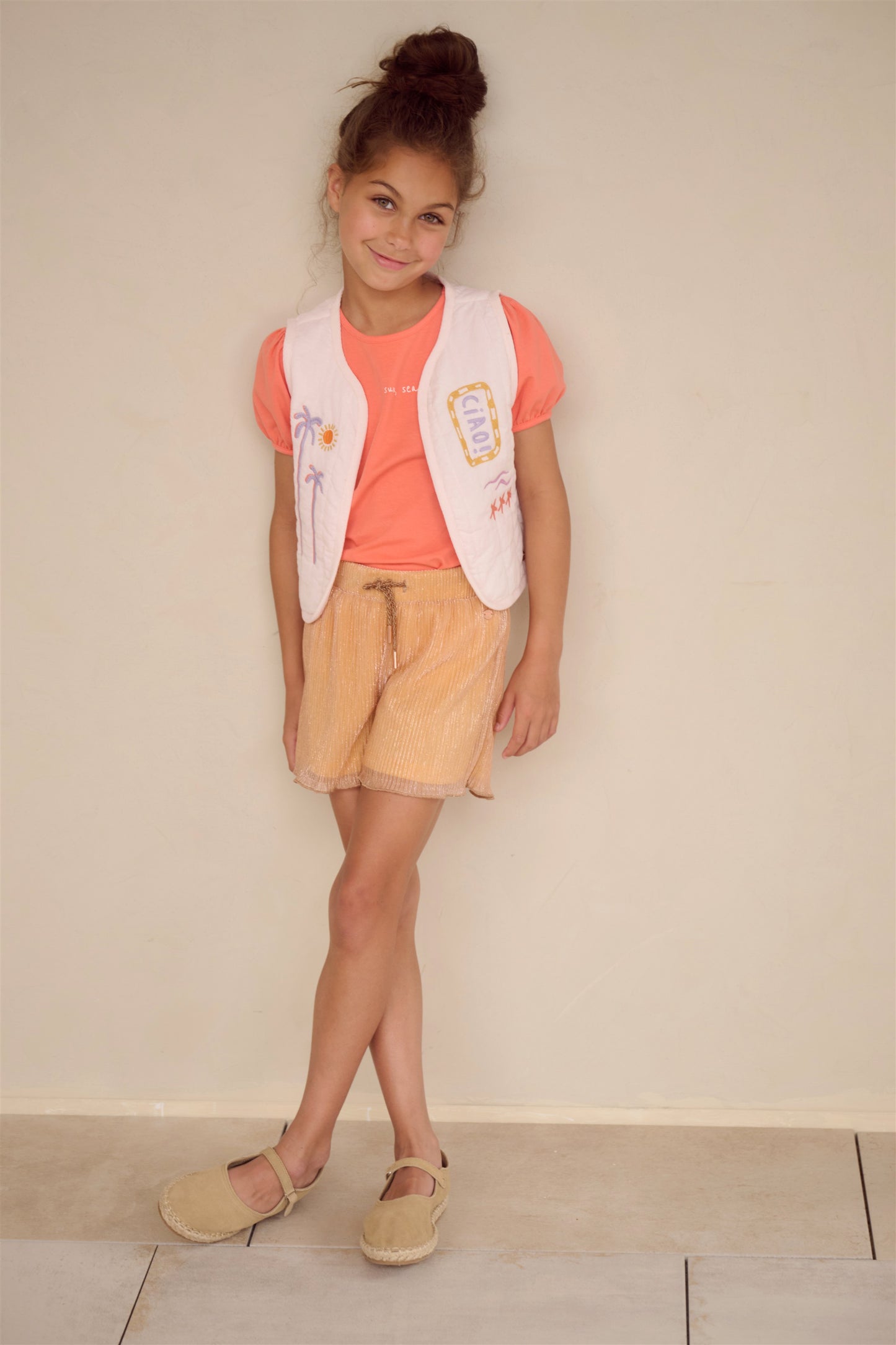 NONO Gilet CIAO - Open Mouwloos Vest voor Meisjes - gestyled met oranje rokje