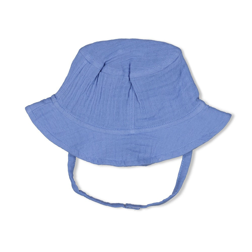 Afbeelding 3: Feetje blauw mousseline baby zonnehoedje zijkant met pasvorm