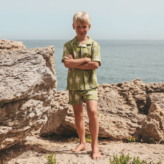 Salted Stories Beach Palm Badstof Short - Jongens - gestyled voorkant aan het strand
