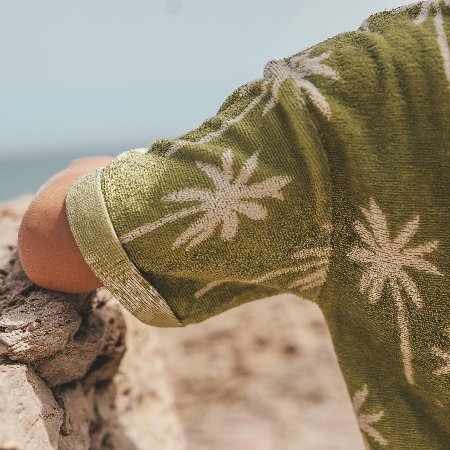Salted Stories Beach Palm Badstof Shirt - Jongens - detail mouw