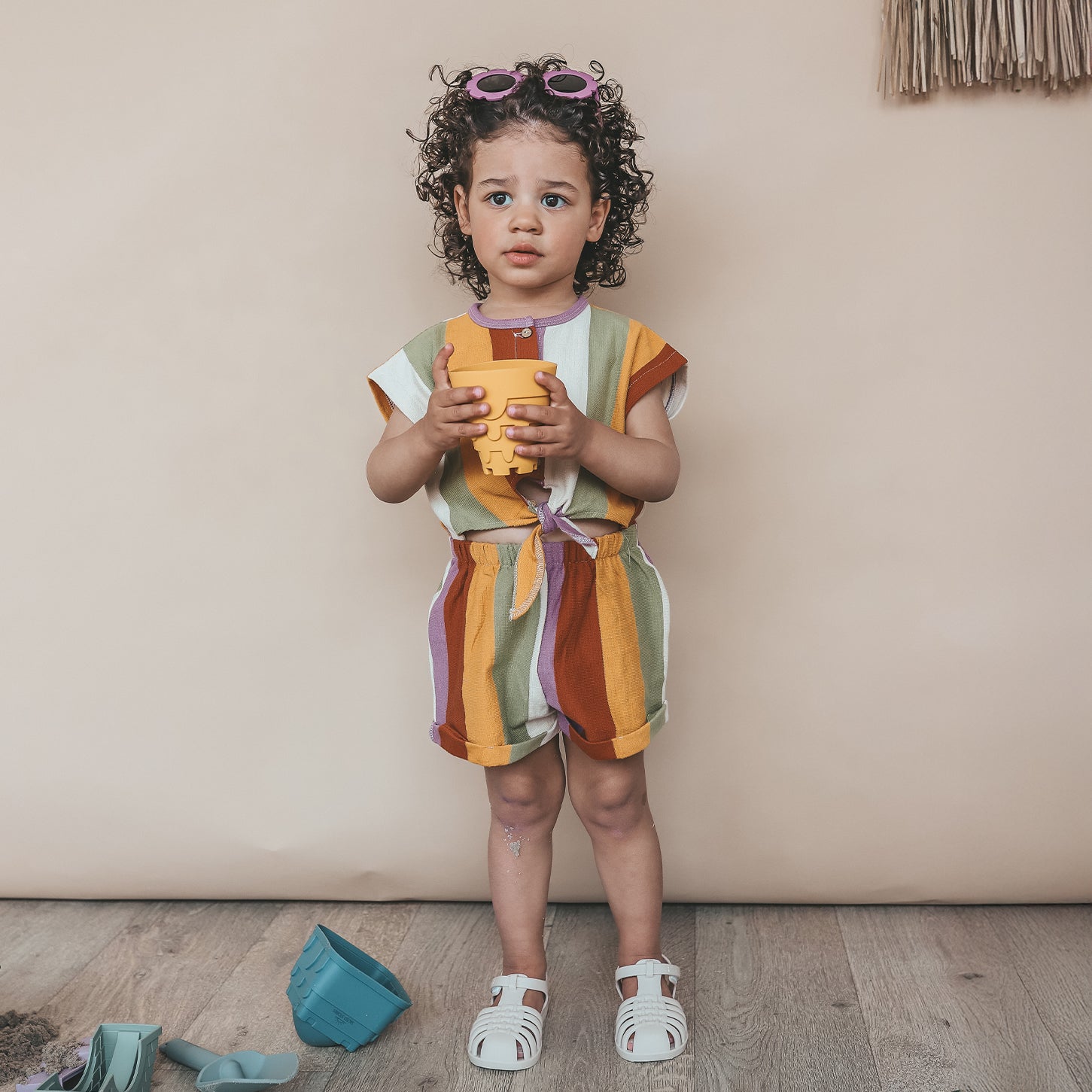 Meisje draagt SALTED STORIES gestreepte jumpsuit multicolor