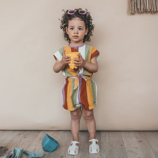 Meisje draagt SALTED STORIES gestreepte jumpsuit multicolor