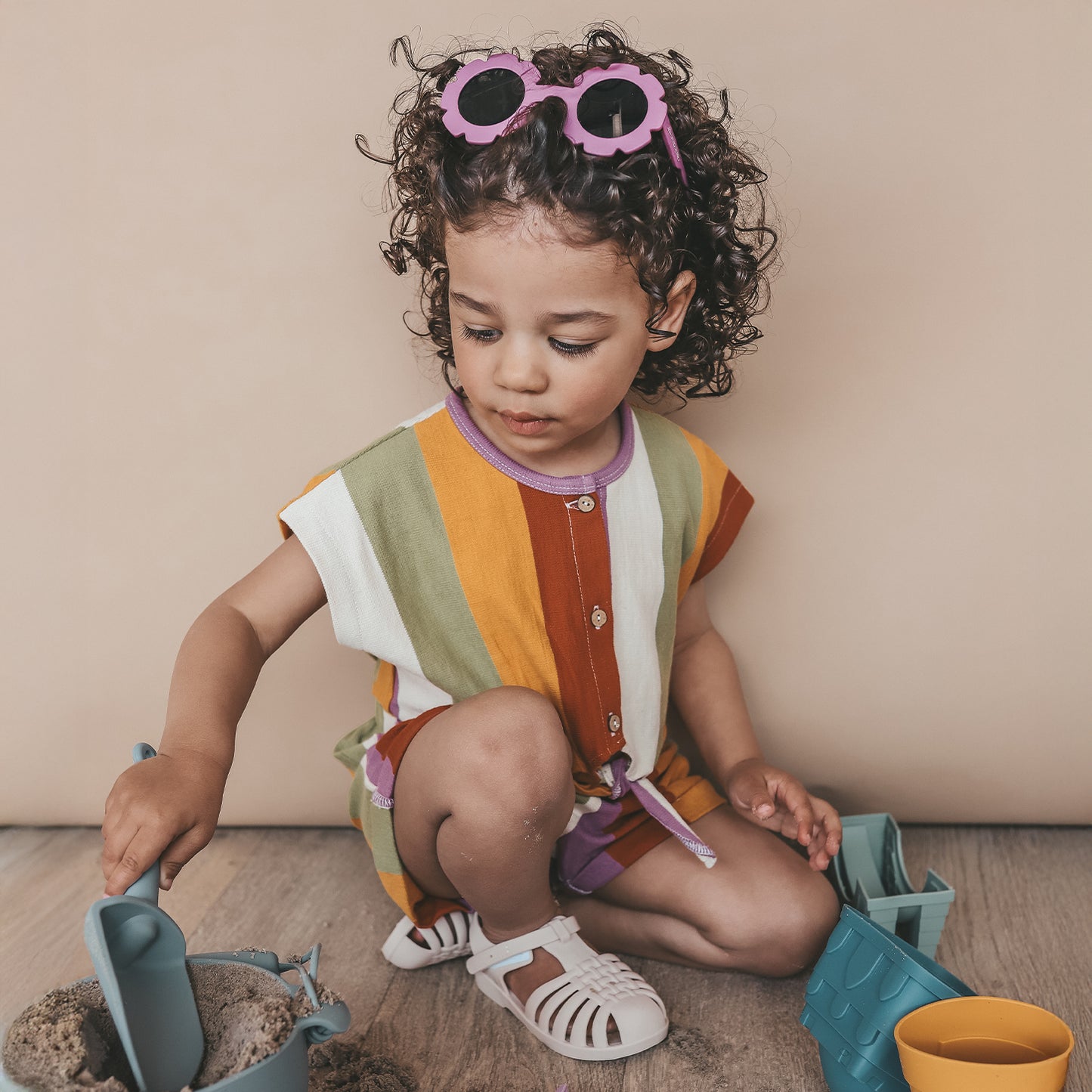 SALTED STORIES jumpsuit gecombineerd met sandalen