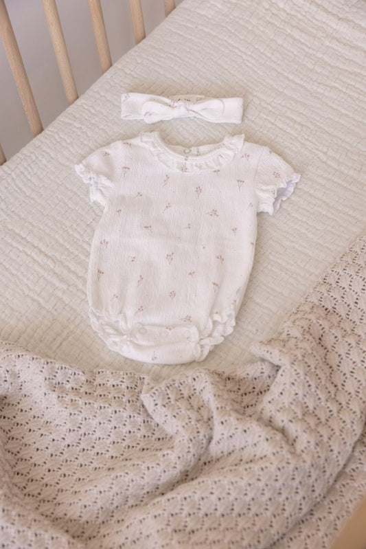 Feetje Romper Crinkle AOP Delicate Flower - Baby Rompertje met Bloemenprint - liggend