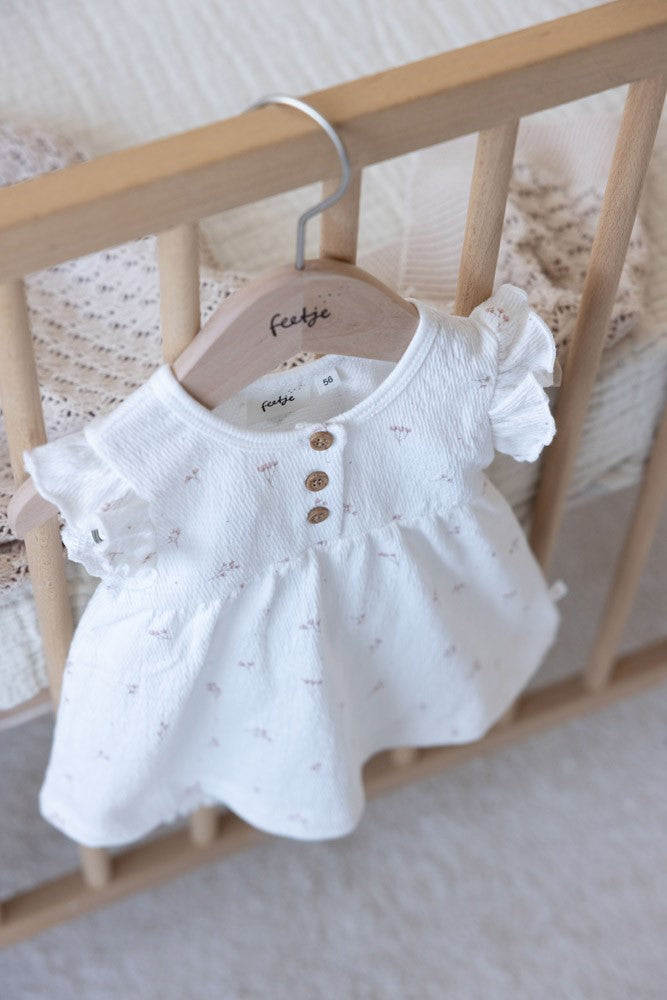 Feetje Jurk Crinkle AOP Delicate Flower - Baby Jurkje met Bloemenprint - hangend