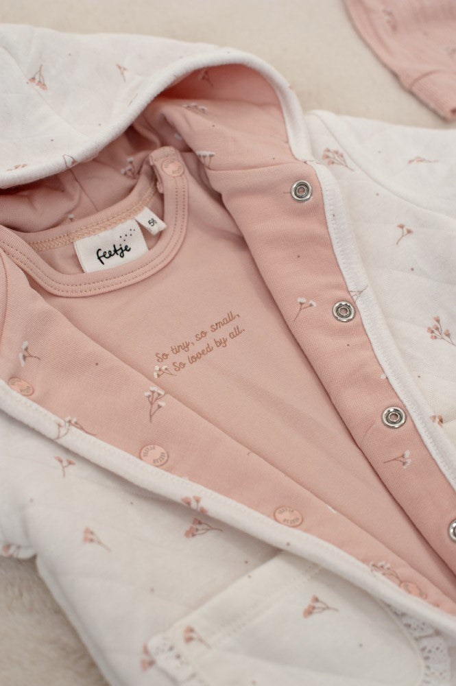 Feetje Longsleeve Delicate Flower Roze - Baby Shirt Lange Mouw - close up met jasje