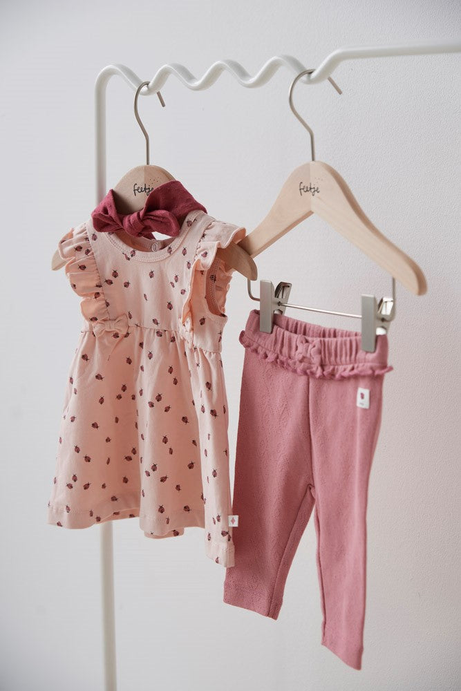 Sfeerbeeld FEETJE Ladybug broekje roze met ruffle - babykleding styling