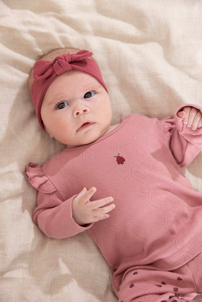 Baby meisje draagt FEETJE Ladybug haarband roze - babykleding accessoire
