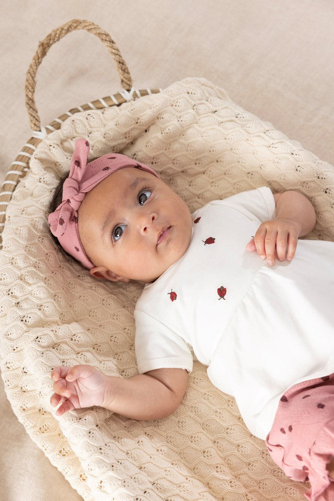 Meisje in wit FEETJE Ladybug shirt met lieveheersbeestje print