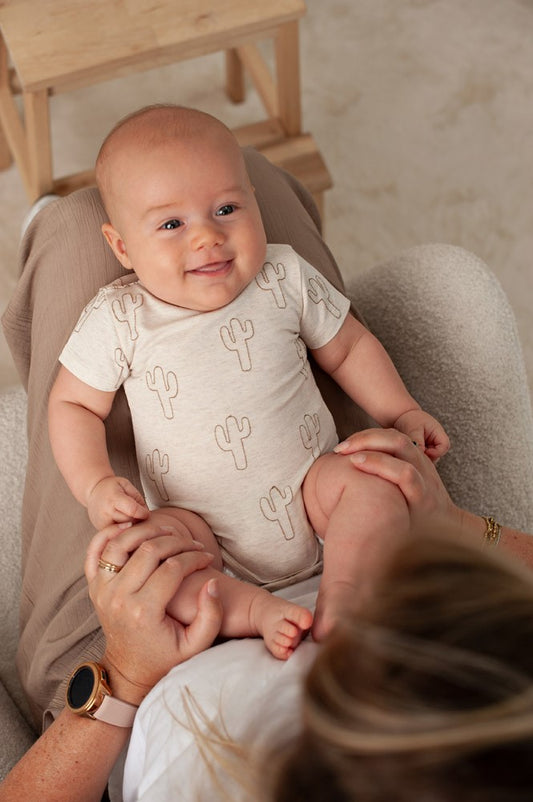Feetje Romper AOP Sssiesta - Baby Rompertje met Cactus Print - voorkant gestyled