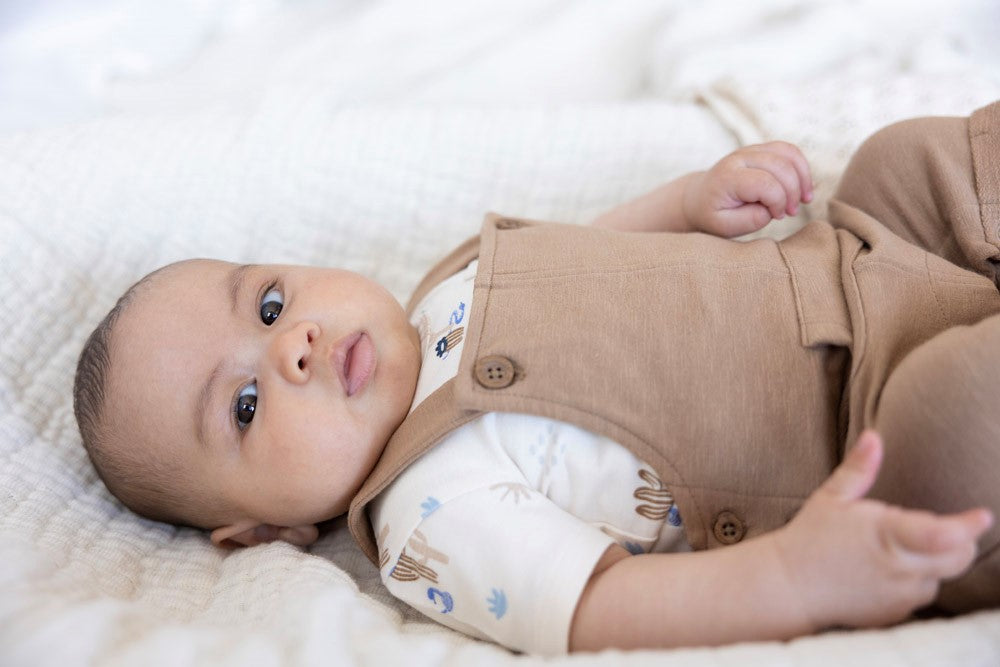 Feetje Tuinbroek Kort Sssiesta - Baby Salopette Camel - gestyled close up