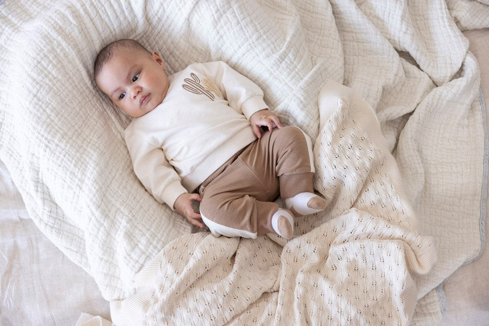 Feetje baby broekje Ssiesta in camel - achterkant detail