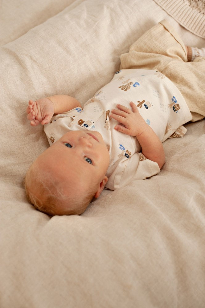Close-up van baby in Feetje t-shirt met speelse cactus print, Sssiesta collectie