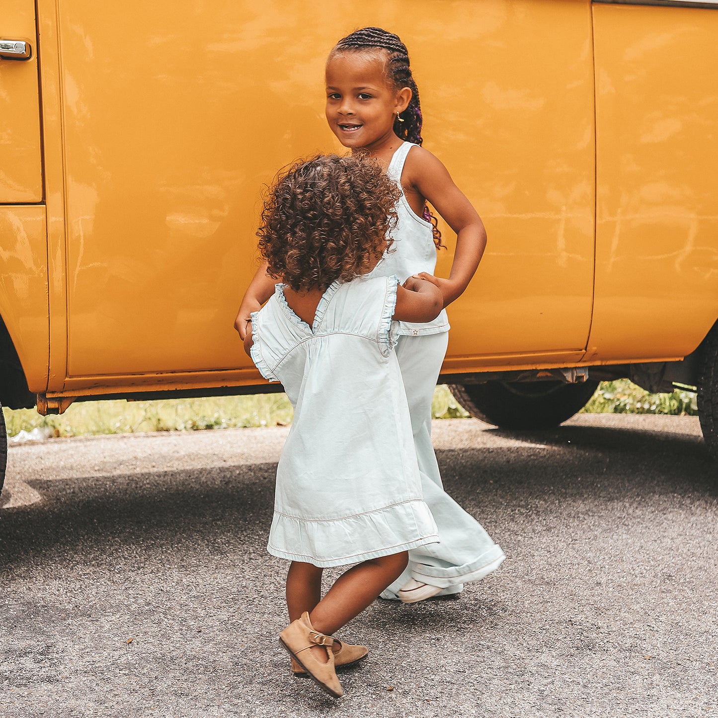 YOUR WISHES Ruffle Dress Sunlit Blue achterkant met ruffle details en denim look