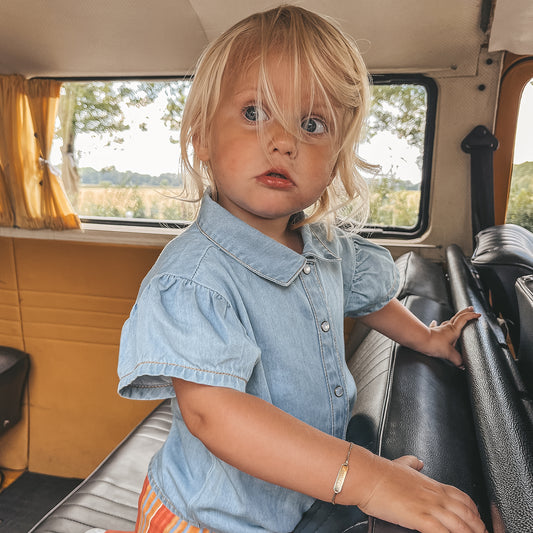 Meisje draagt YOUR WISHES denim blouse met pofmouw - styling inspiratie