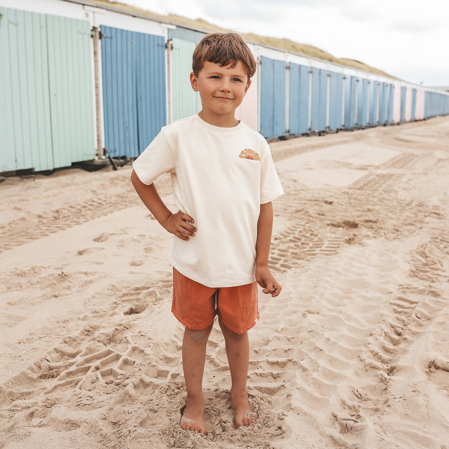 Jongen draagt YOUR WISHES ginger short - relaxed fit kinderbroek styling