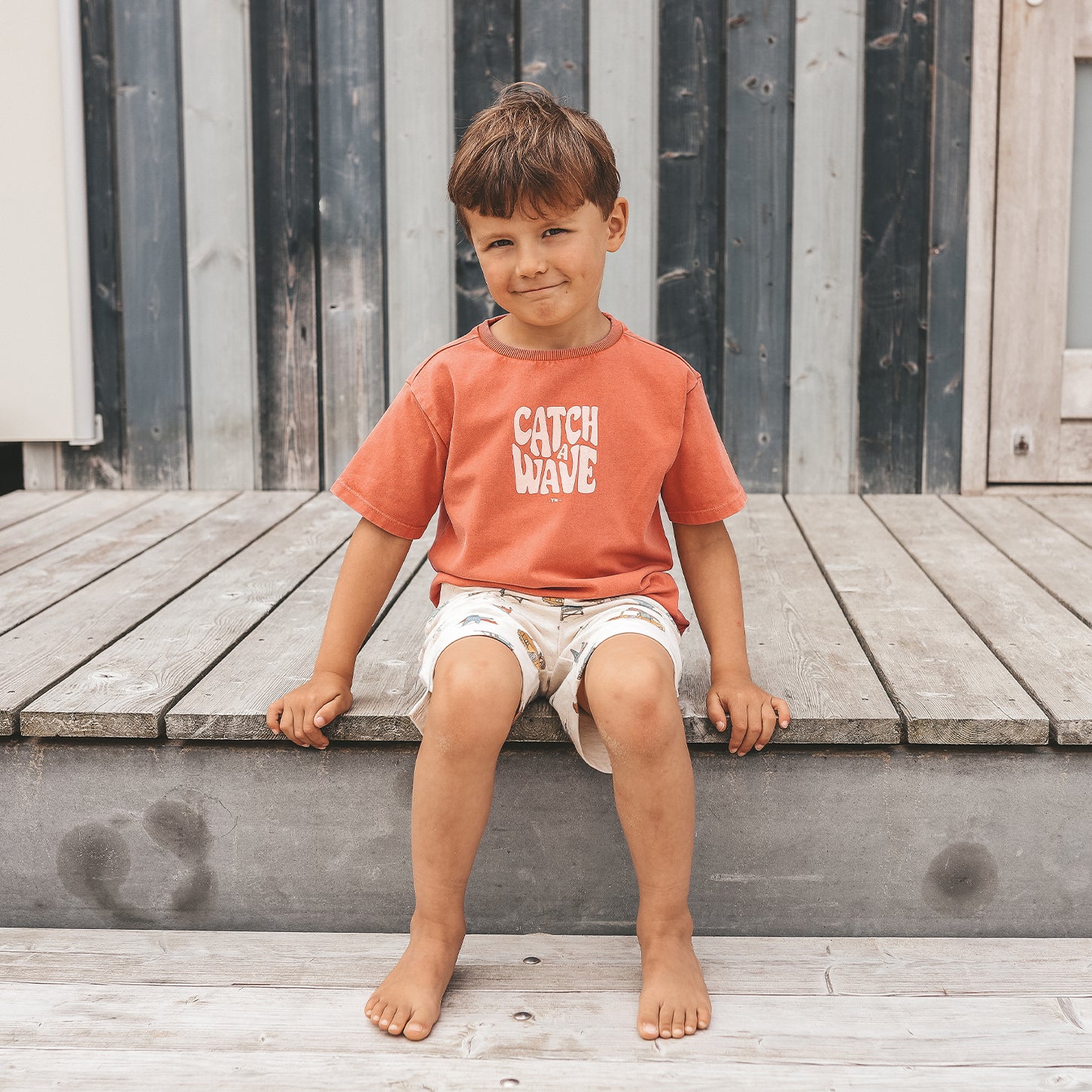 Jongen draagt YOUR WISHES ginger T-shirt met Catch a Wave print