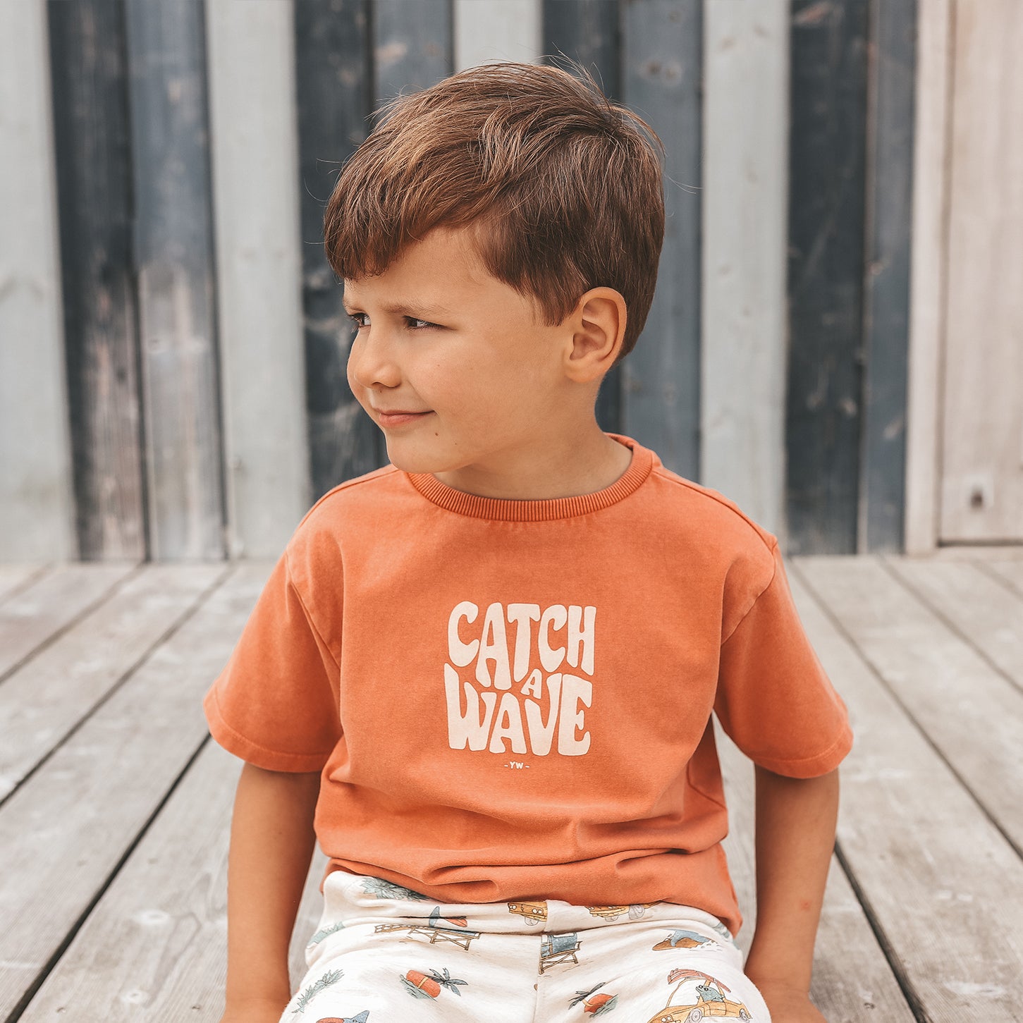 YOUR WISHES oranje jongens shirt met golven surfprint detail