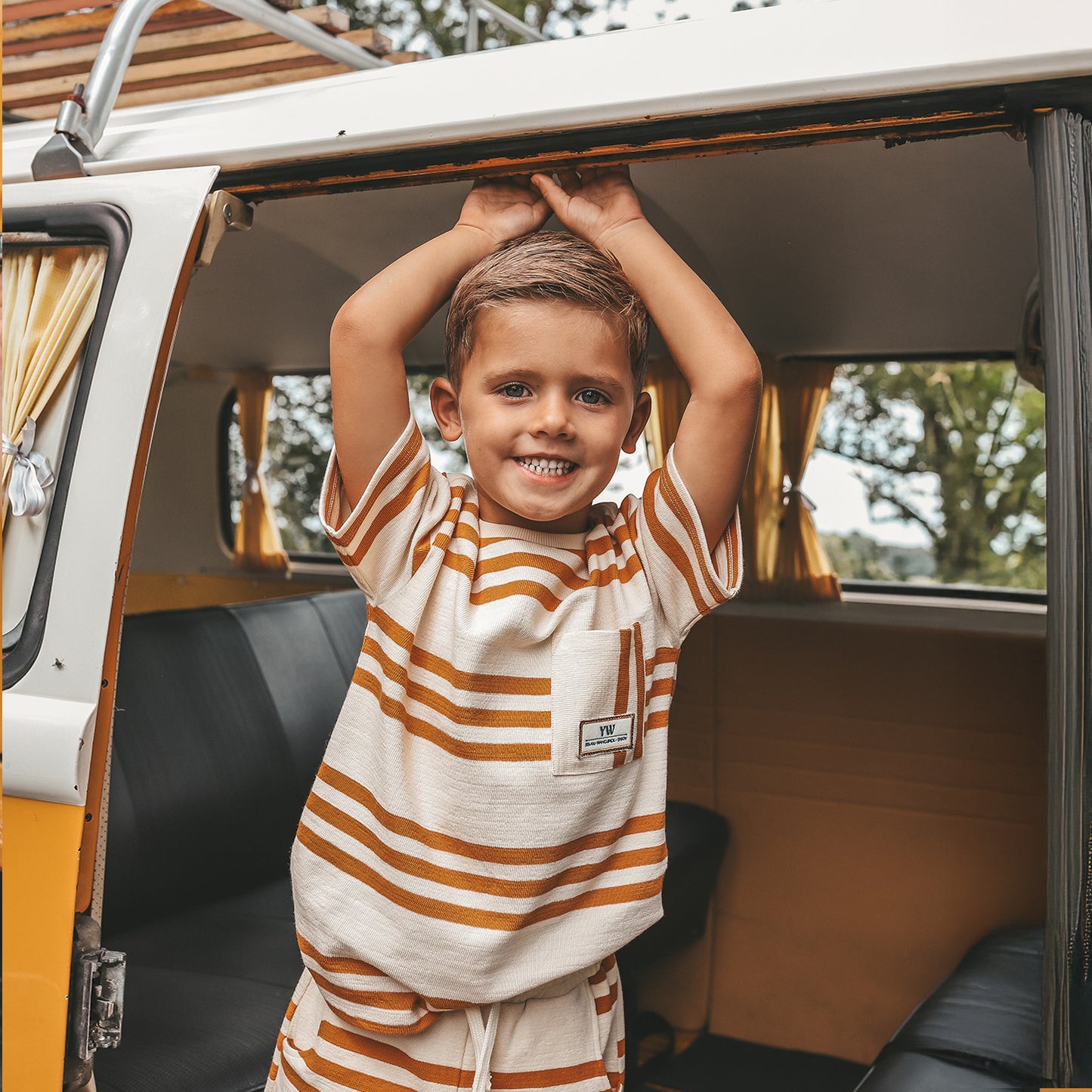 YOUR WISHES Oversized Tee Triad Stripe - T-shirt Jongens - voorkant close-up gestyled