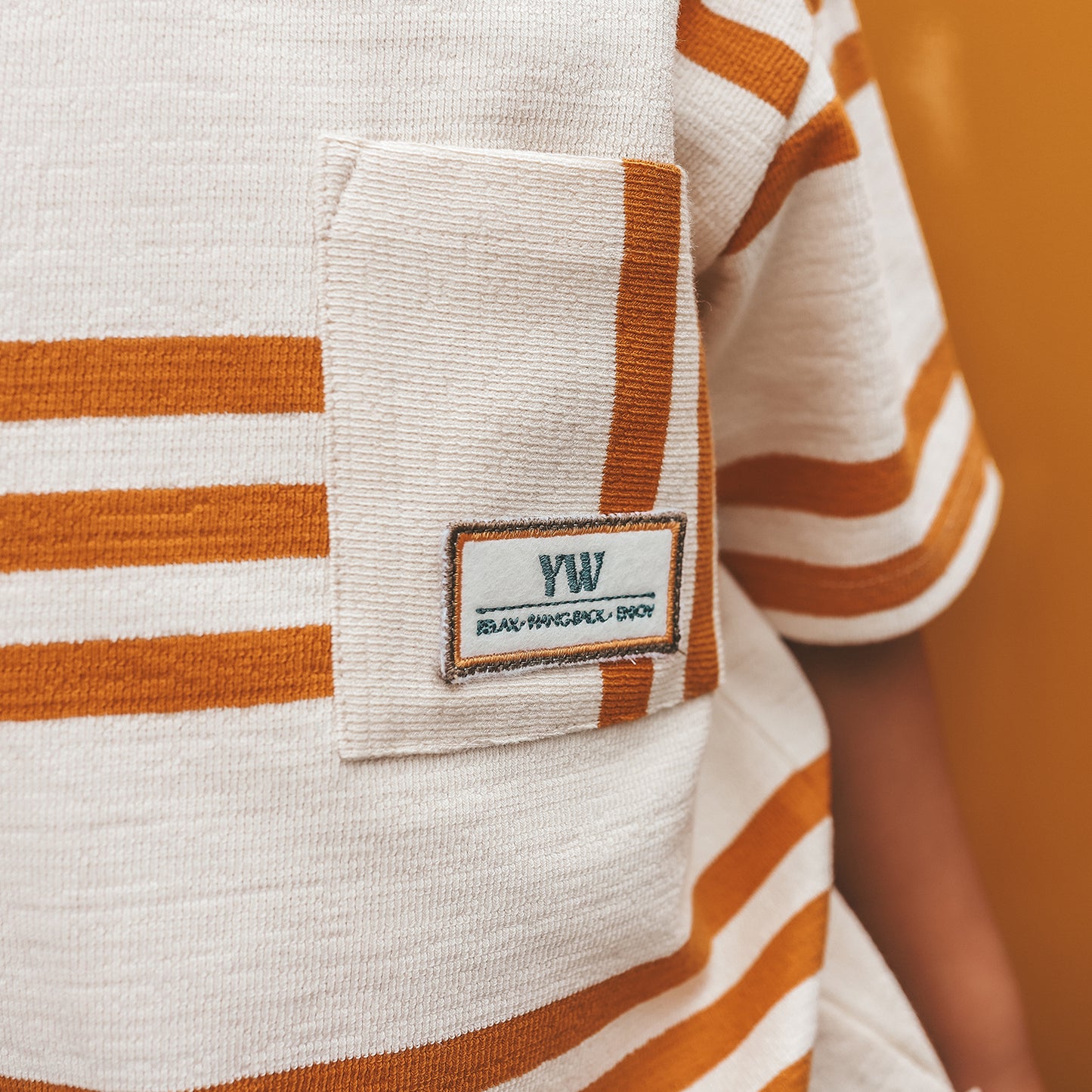 YOUR WISHES Oversized Tee Triad Stripe - T-shirt Jongens - detail borstzakje