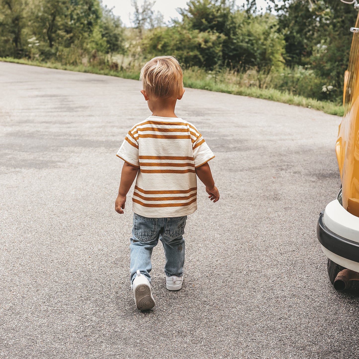 YOUR WISHES Oversized Tee Triad Stripe - T-shirt Jongens - achterkant gestyled met jeans