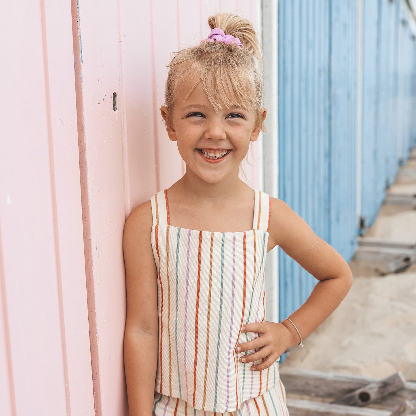 Meisje draagt YOUR WISHES gestreept top Sunset Strip