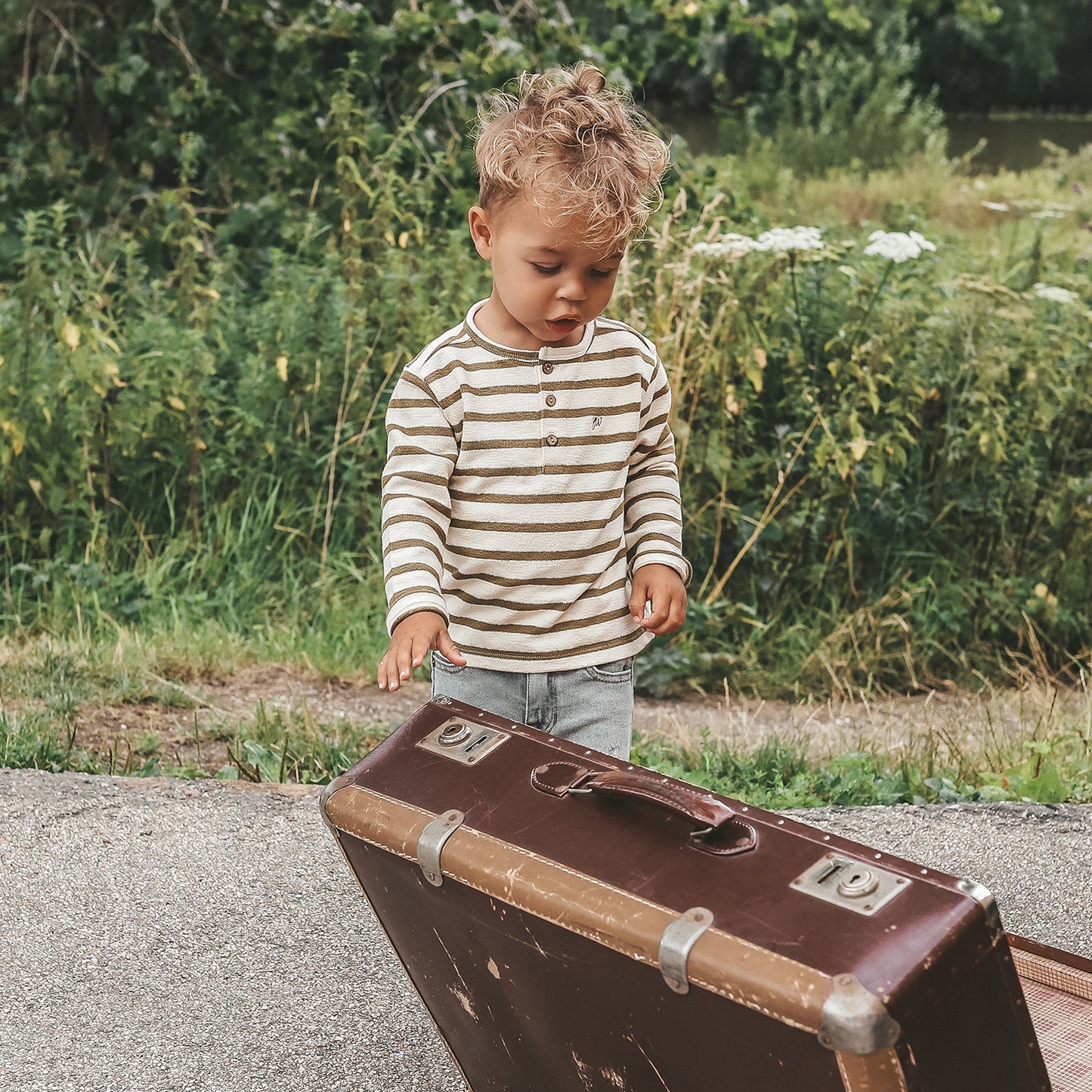 YOUR WISHES Relaxed Longsleeve Terry Stripe Olijfgroen - Stoere Jongens Longsleeve - voorkant gestyled